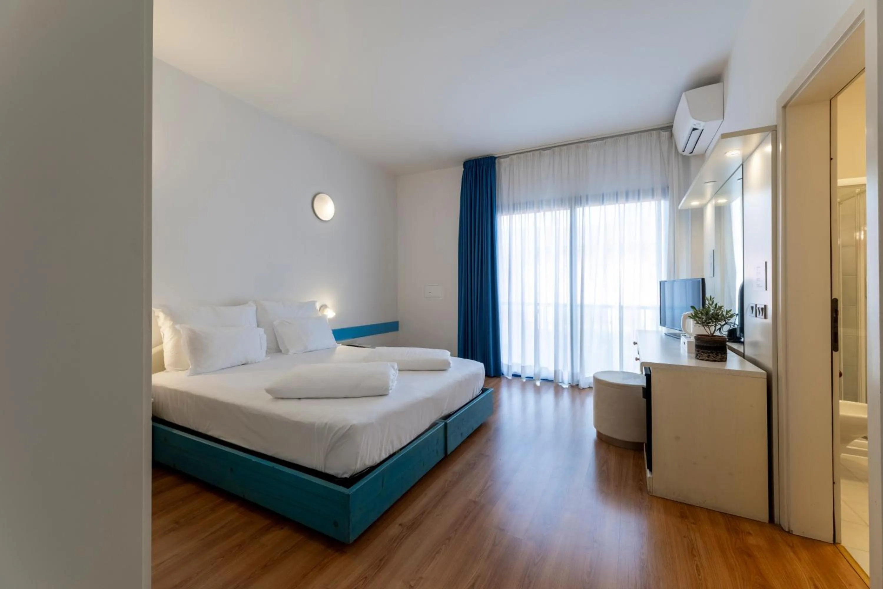 Bedroom, Bed in Hi Hotels Riva del Garda