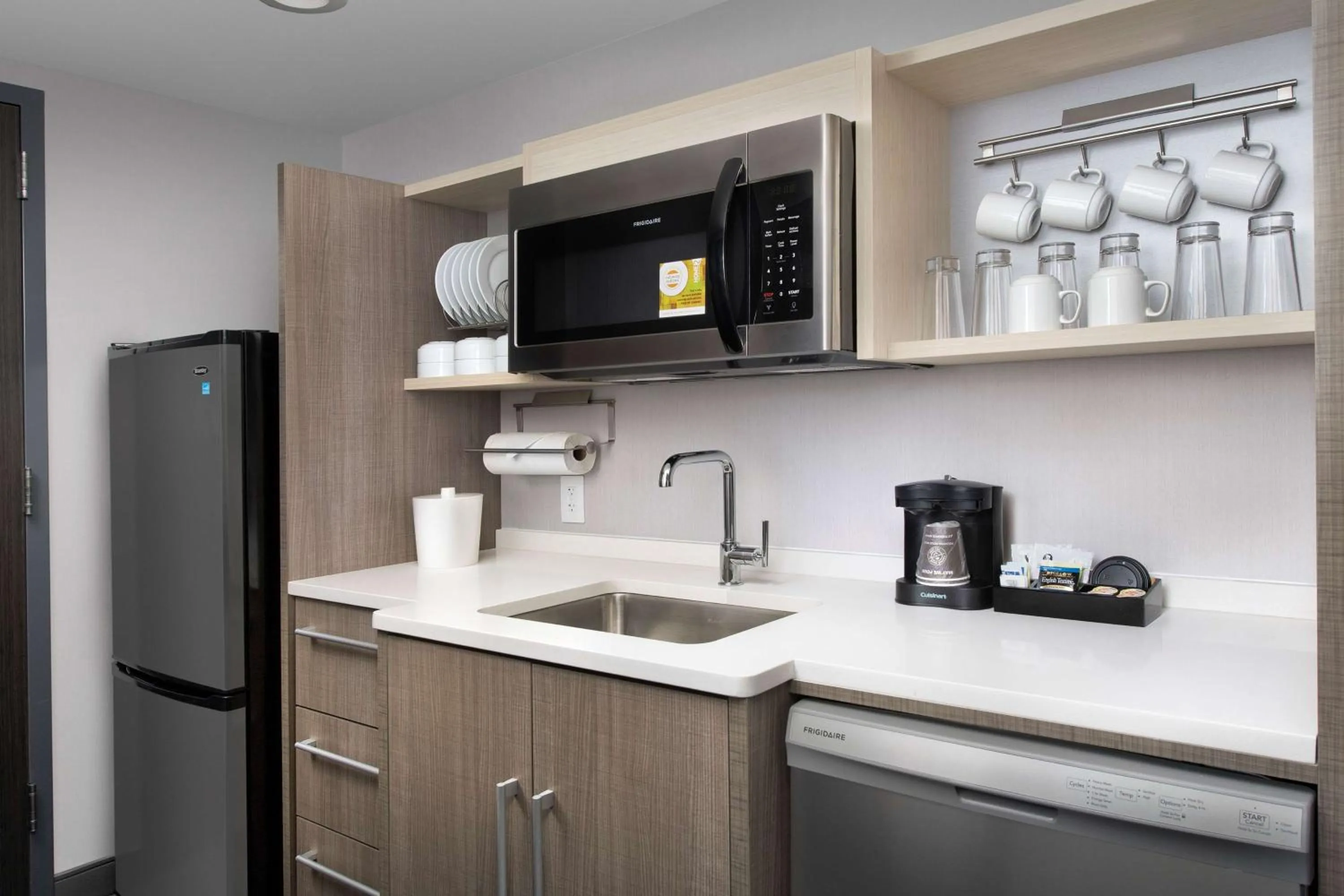 Kitchen or kitchenette in Home2 Suites by Hilton Hattiesburg