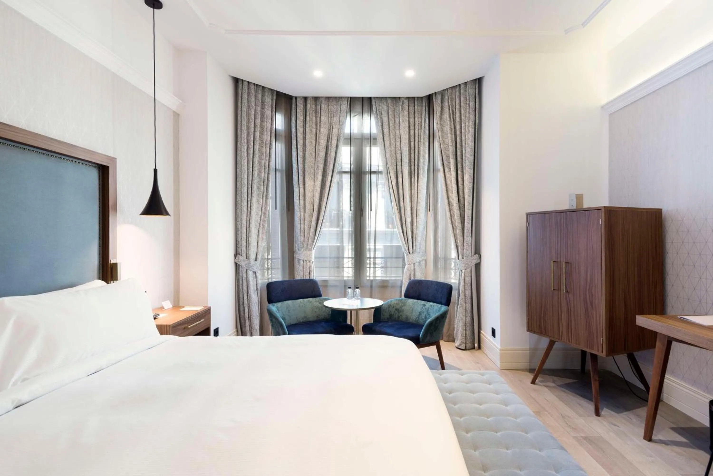 View (from property/room), Bed in DoubleTree by Hilton Madrid-Prado