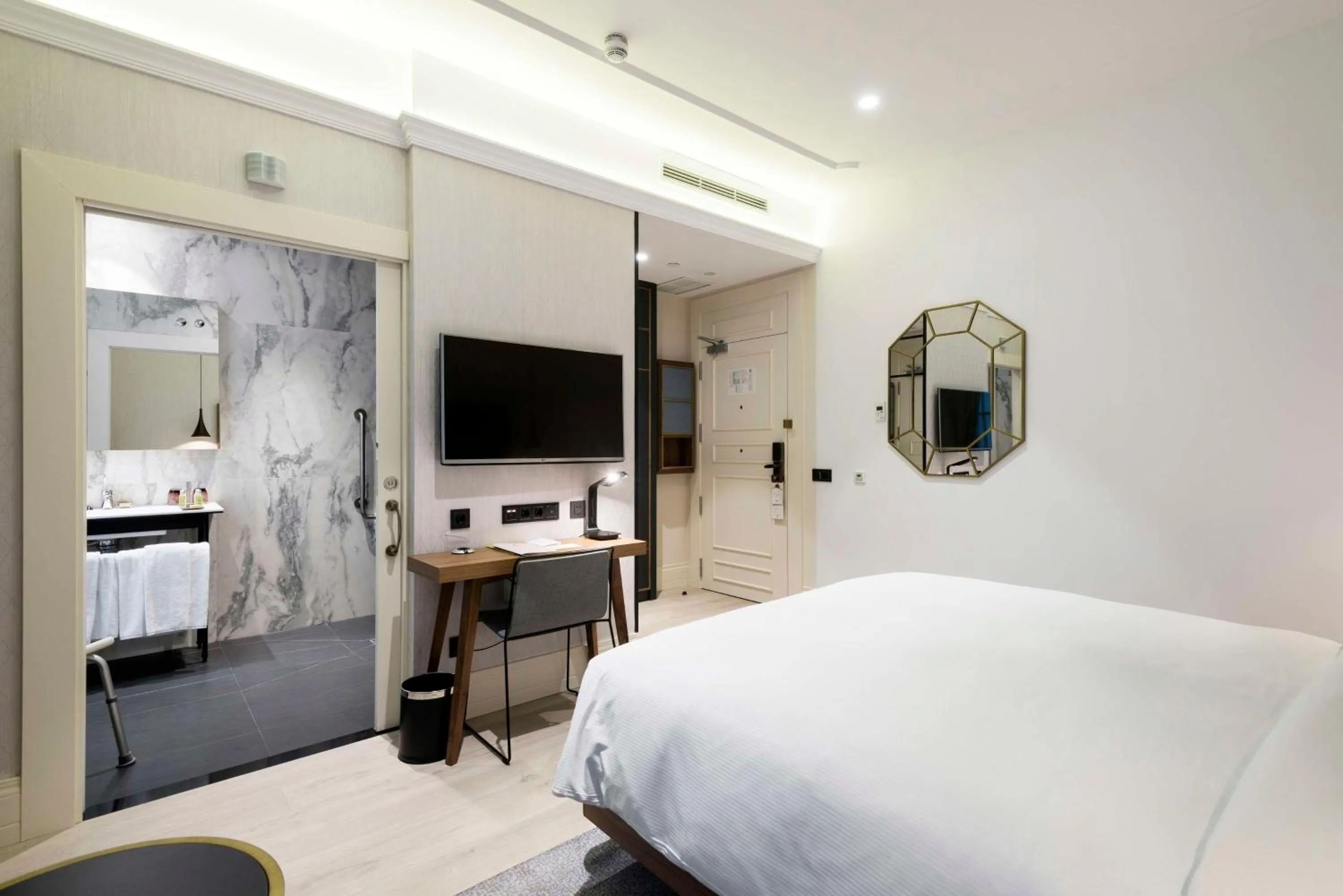 Bedroom, Bed in DoubleTree by Hilton Madrid-Prado