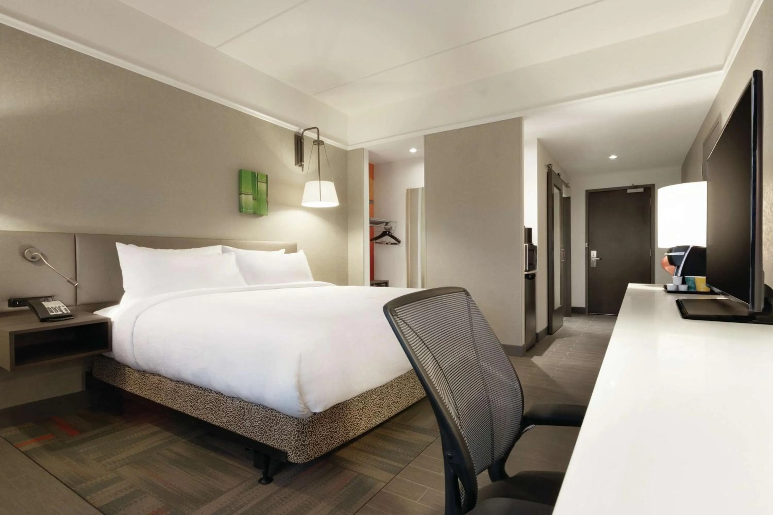 Bedroom, Bed in Hilton Garden Inn Calgary Downtown