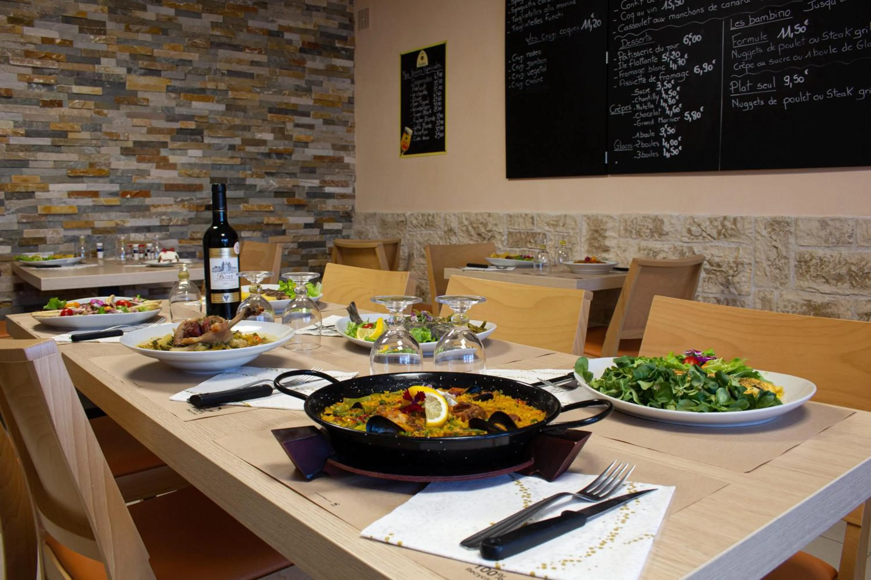 Food and drinks in Hotel du Commerce