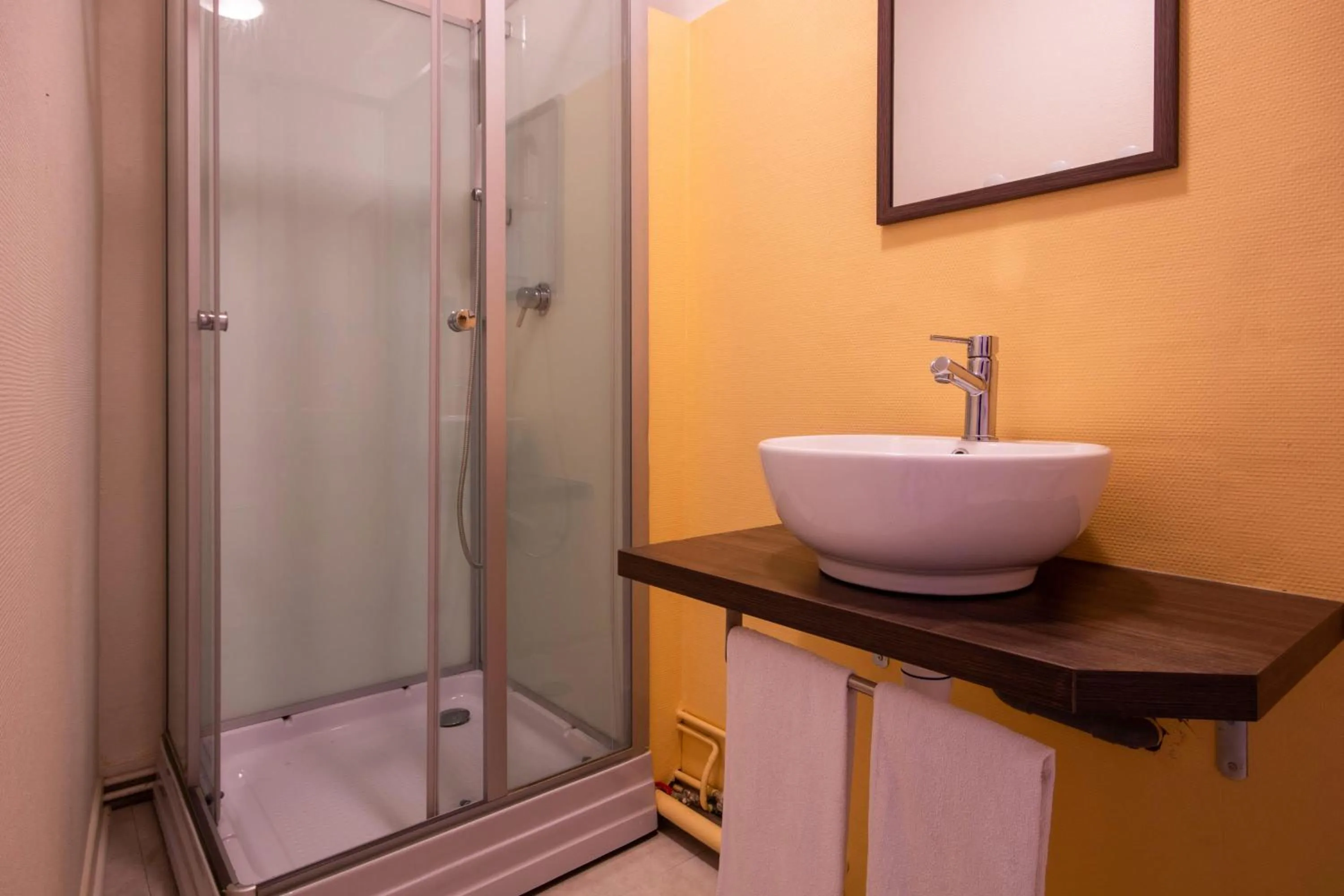 Shower in Hotel du Commerce