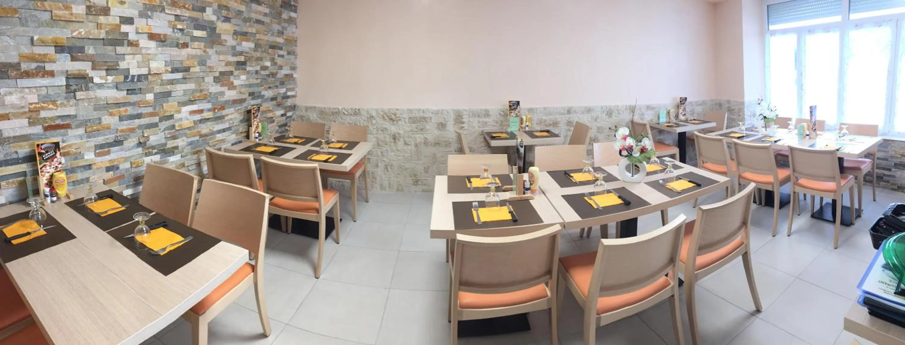 Restaurant/places to eat in Hotel du Commerce