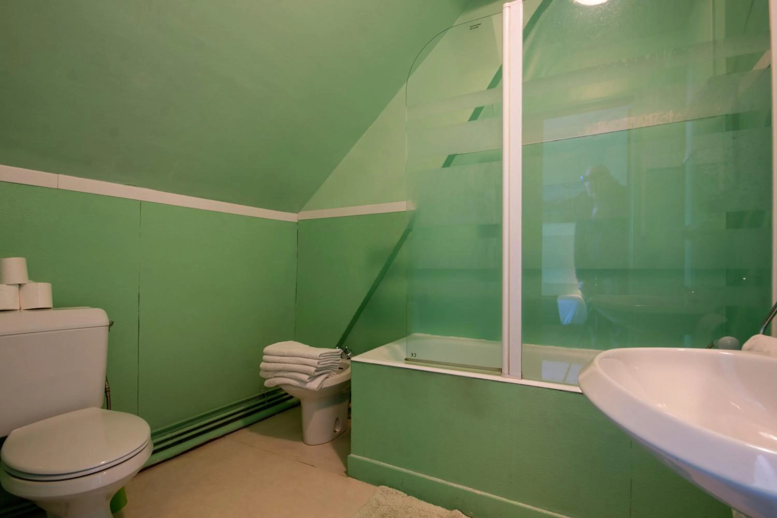 Toilet in Hotel du Commerce