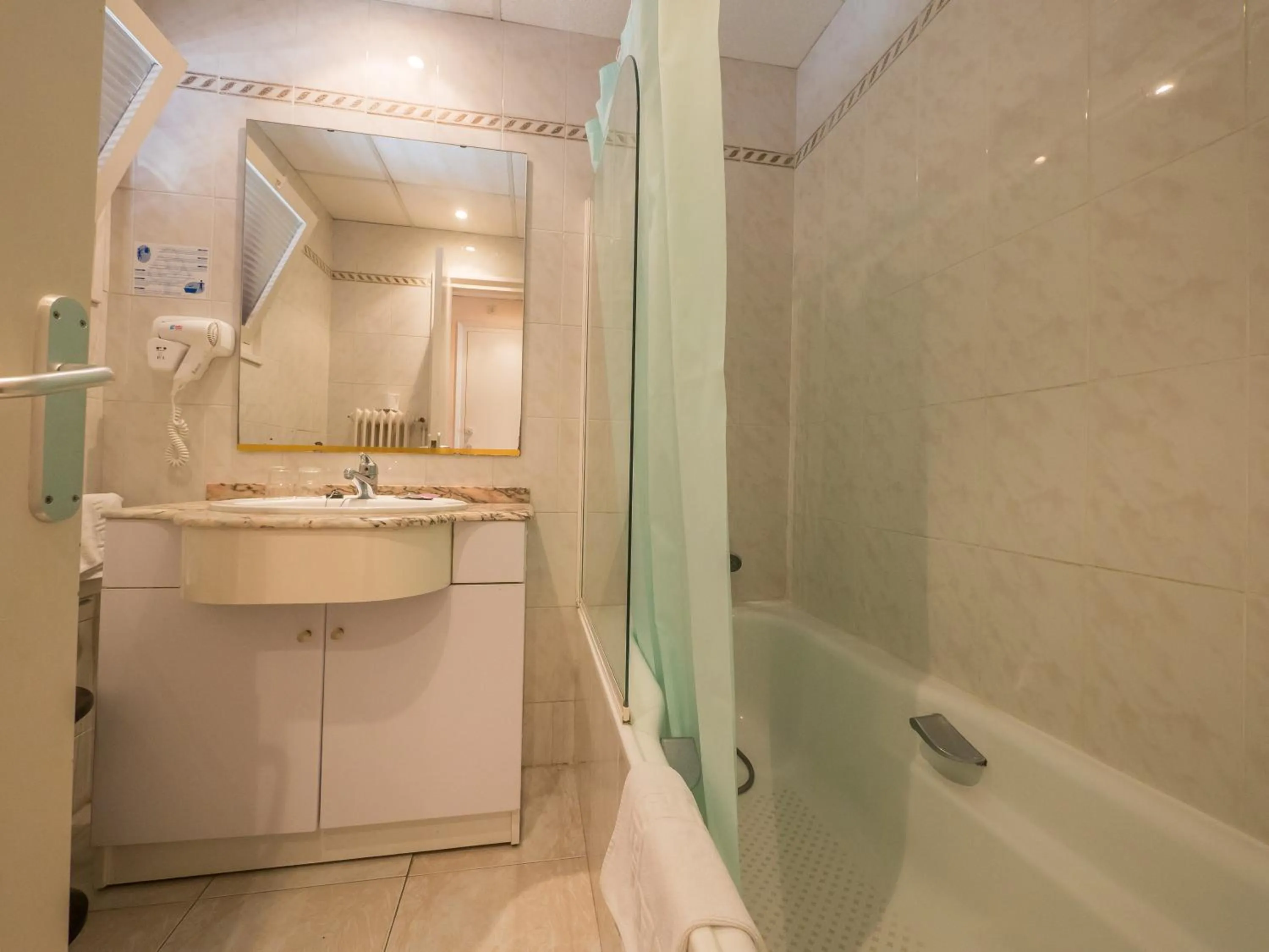 Bathroom in Checkin Garbí