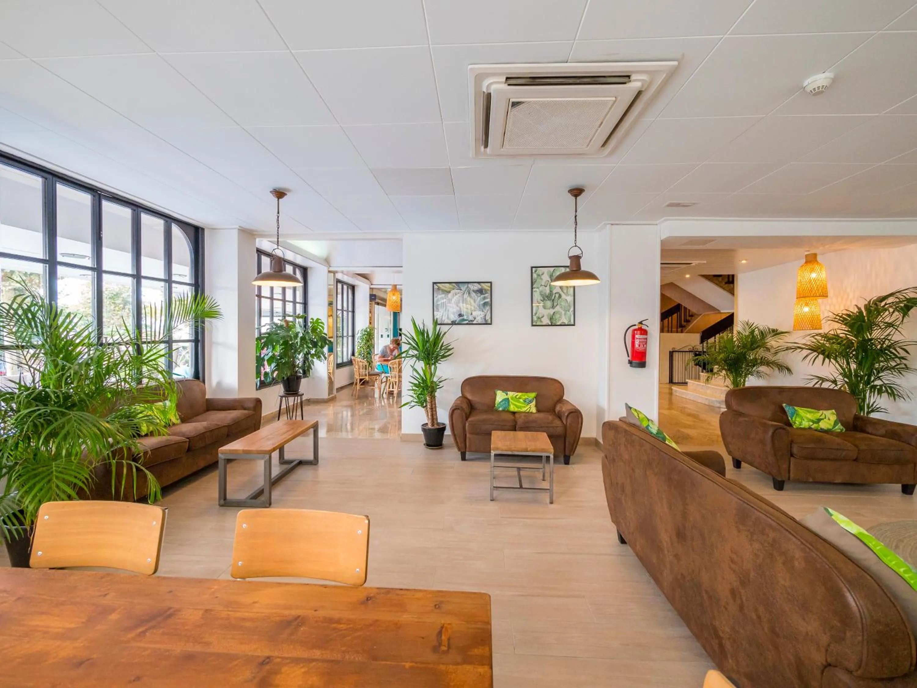 Communal lounge/ TV room in Checkin Garbí