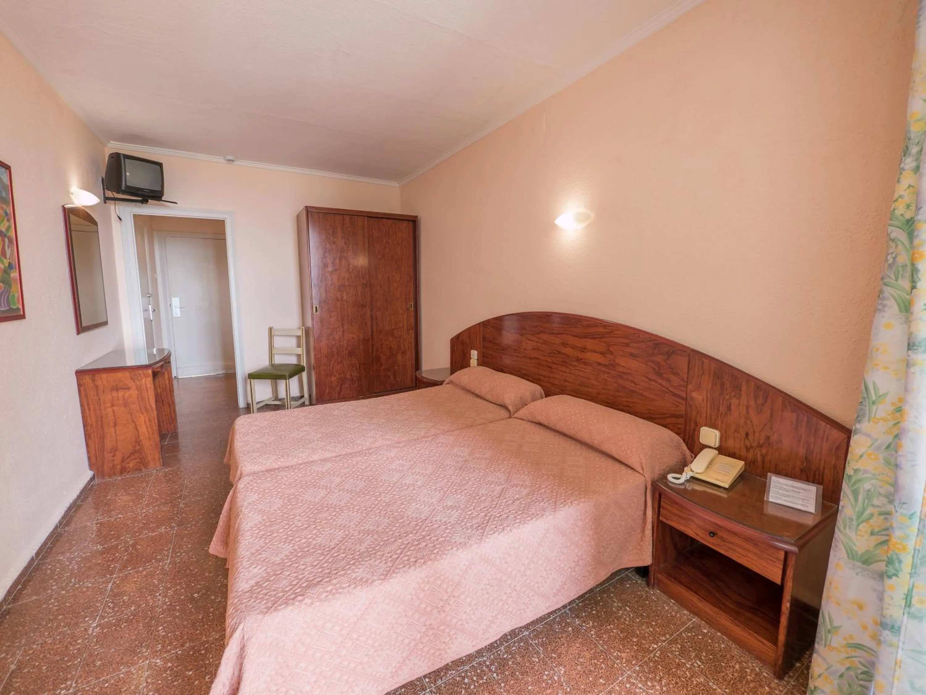 Bedroom, Bed in Checkin Garbí