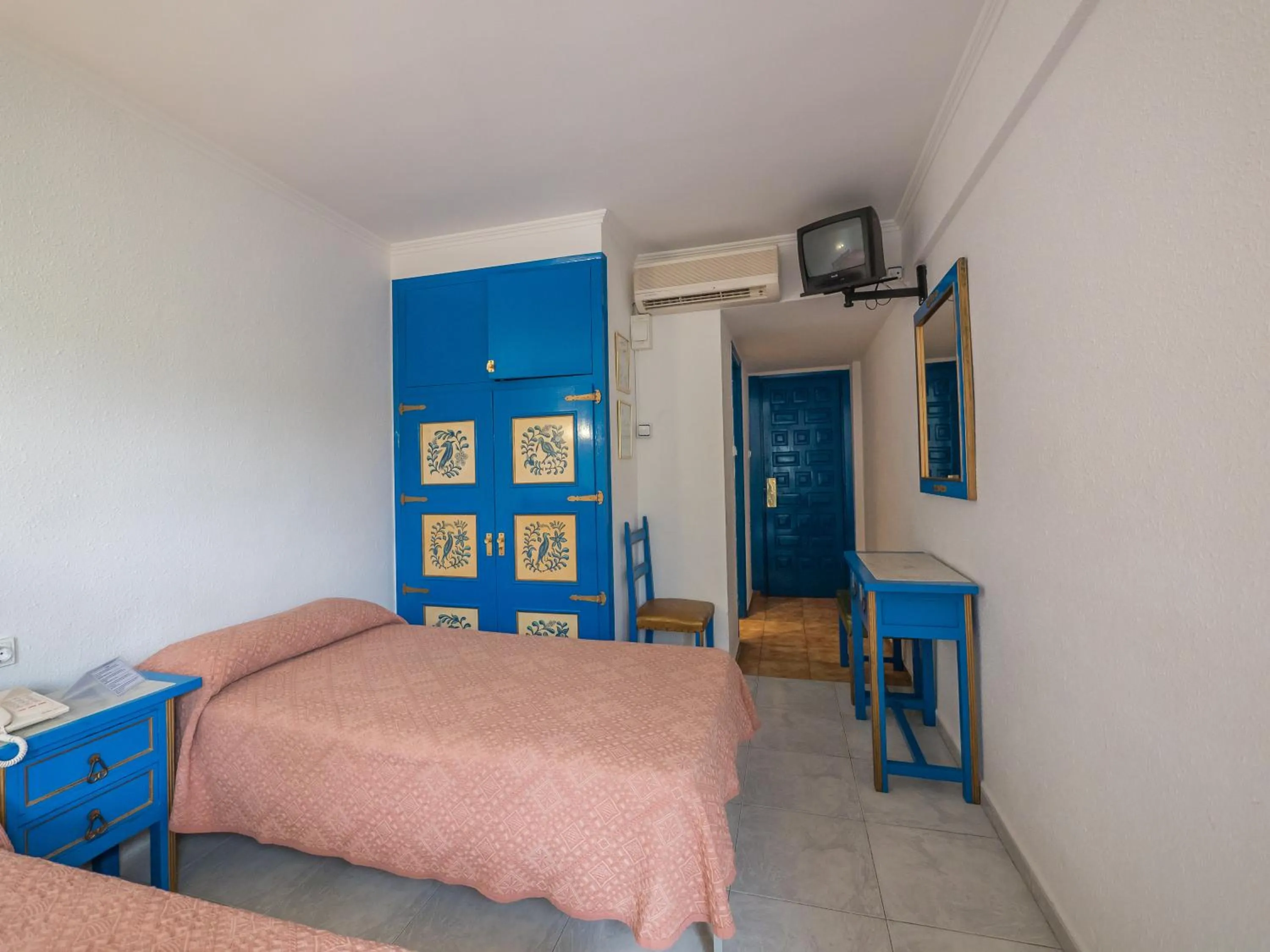 Photo of the whole room, Bed in Checkin Garbí