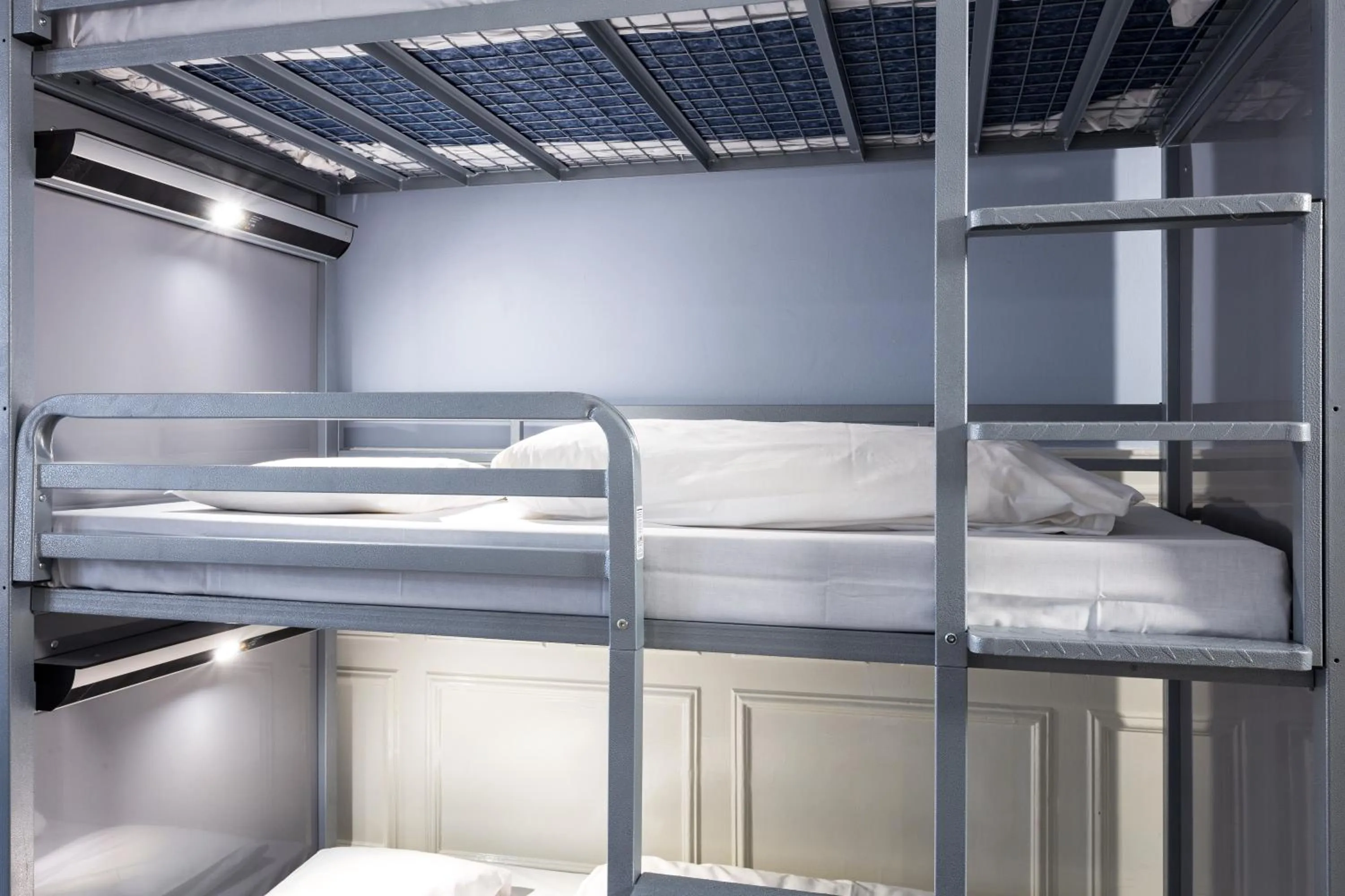 Bed in 9-Bed Mixed Dormitory Room Ensuite in Astor Kensington Hostel