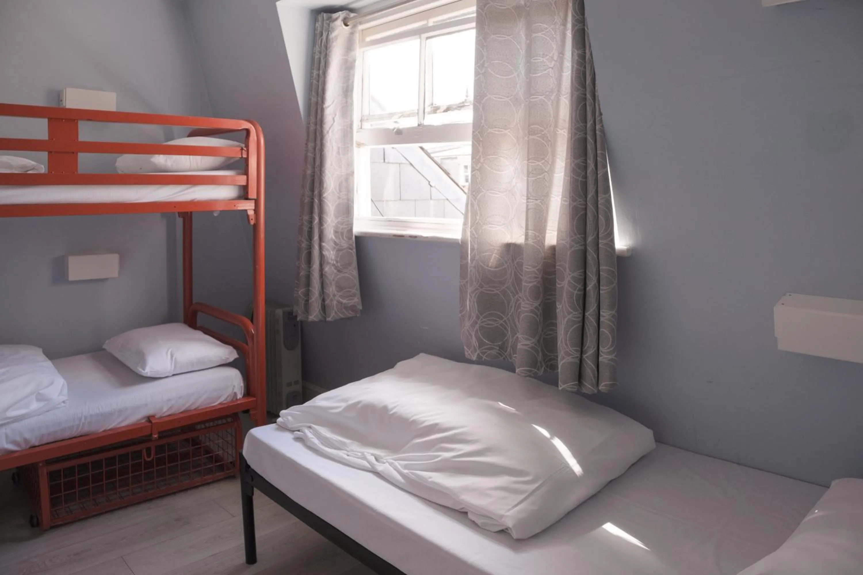 Bedroom, Bed in Astor Kensington Hostel