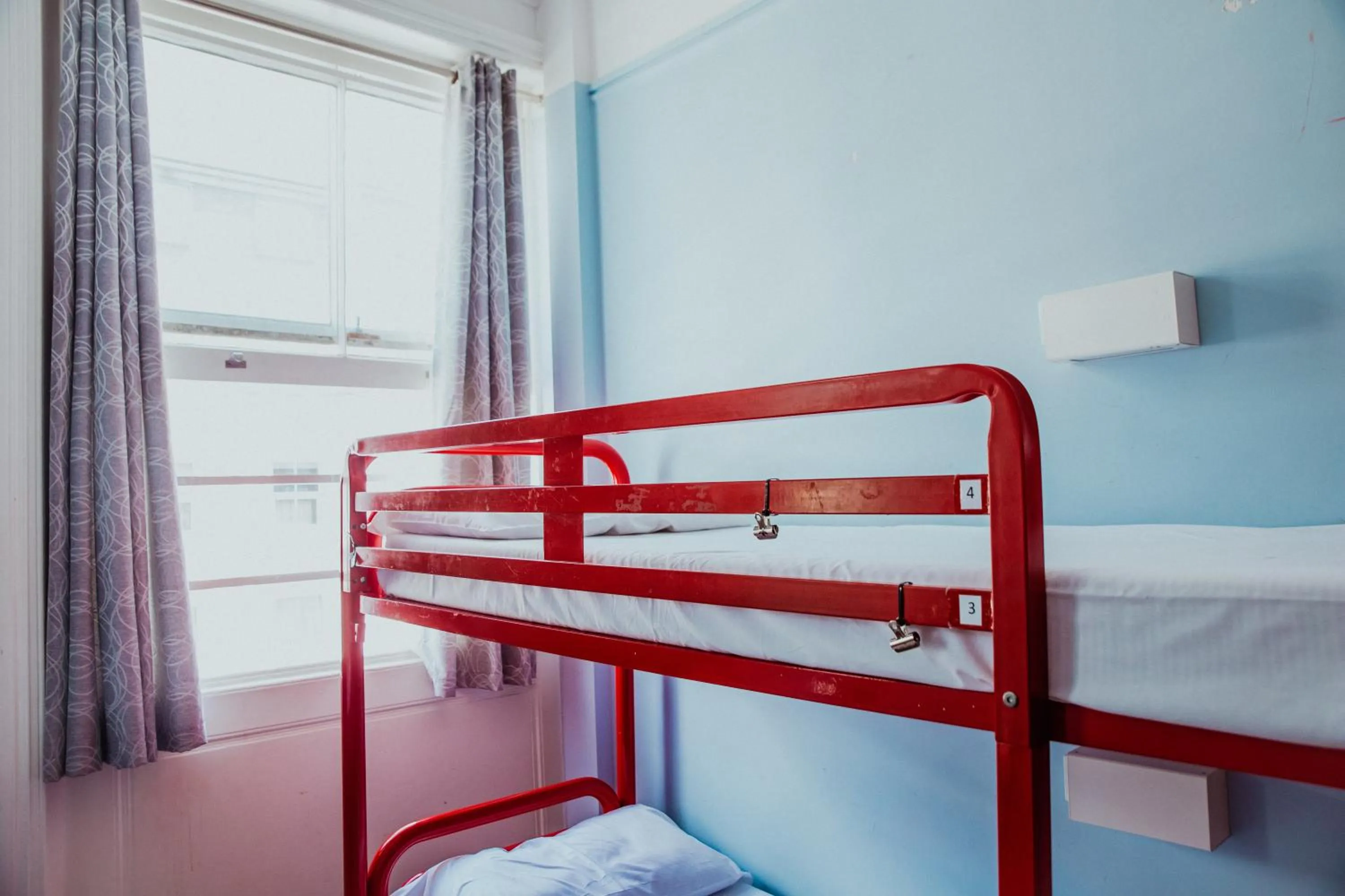 Bedroom, Bed in Astor Kensington Hostel