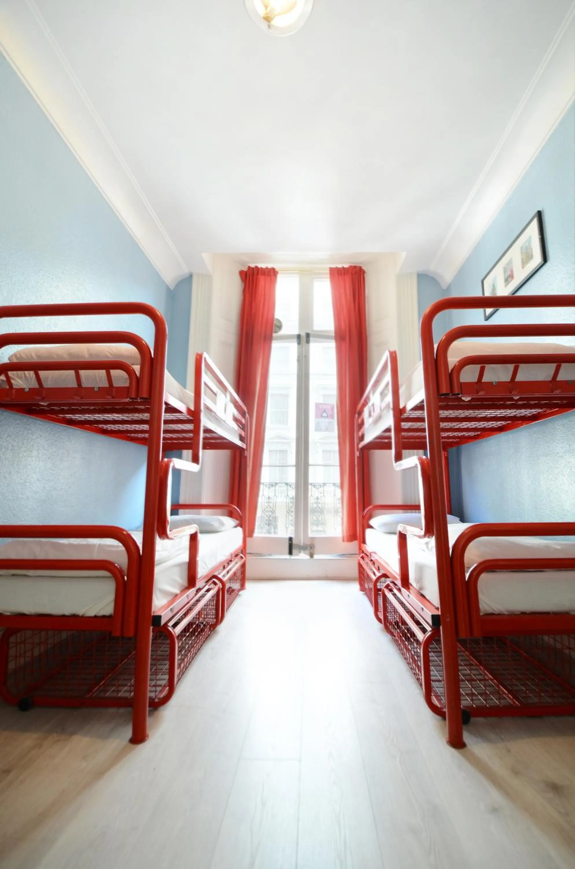 Bedroom, Bed in Astor Kensington Hostel