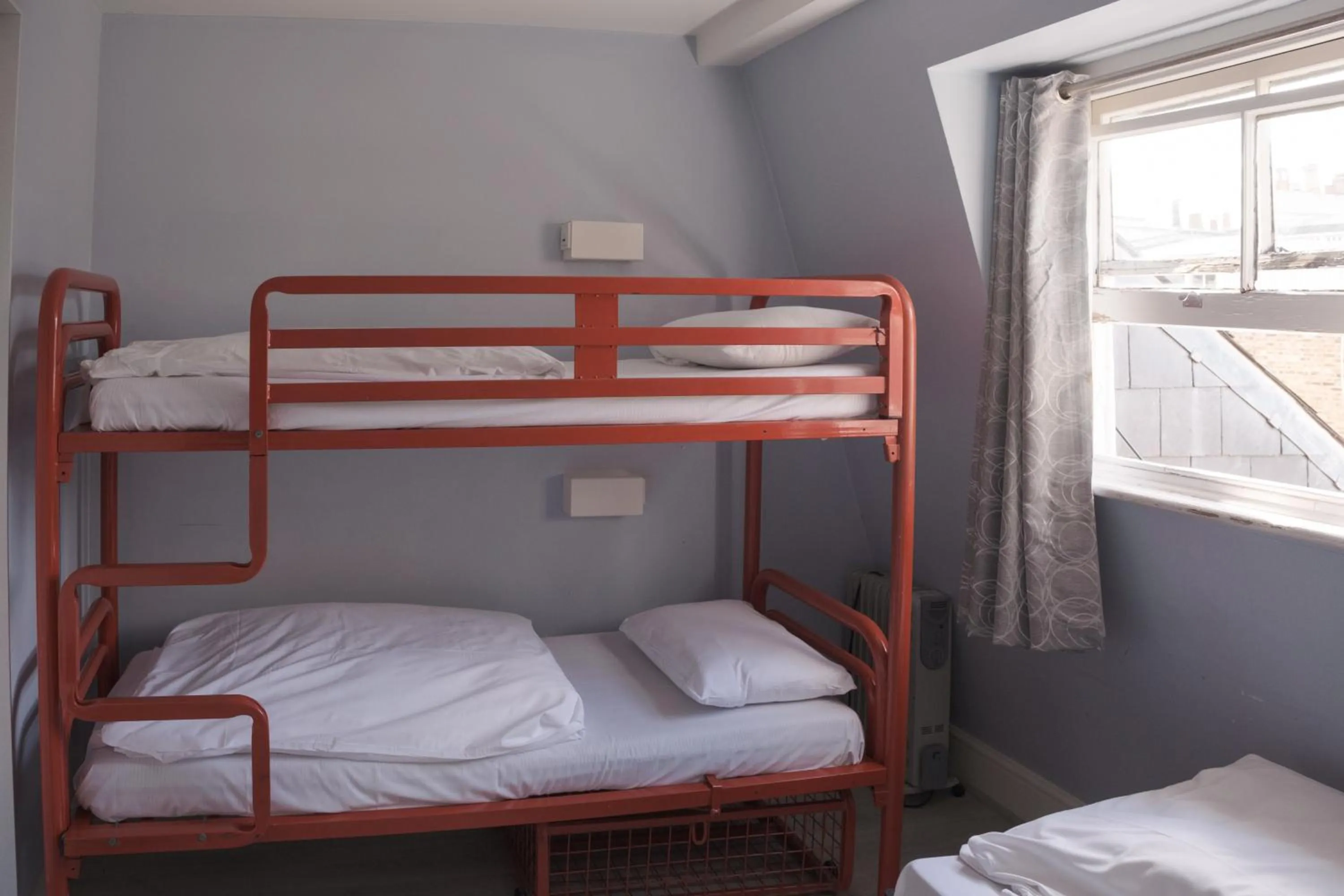 Bedroom, Bed in Astor Kensington Hostel