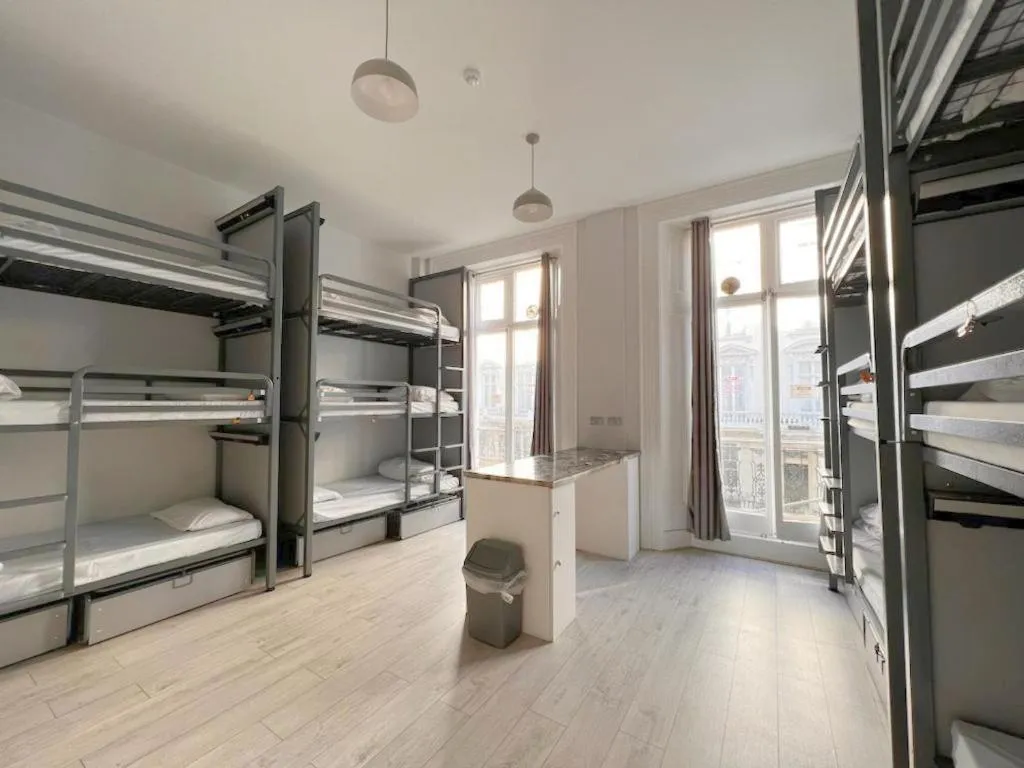 Bed in 12-Bed Mixed Dormitory Room in Astor Kensington Hostel