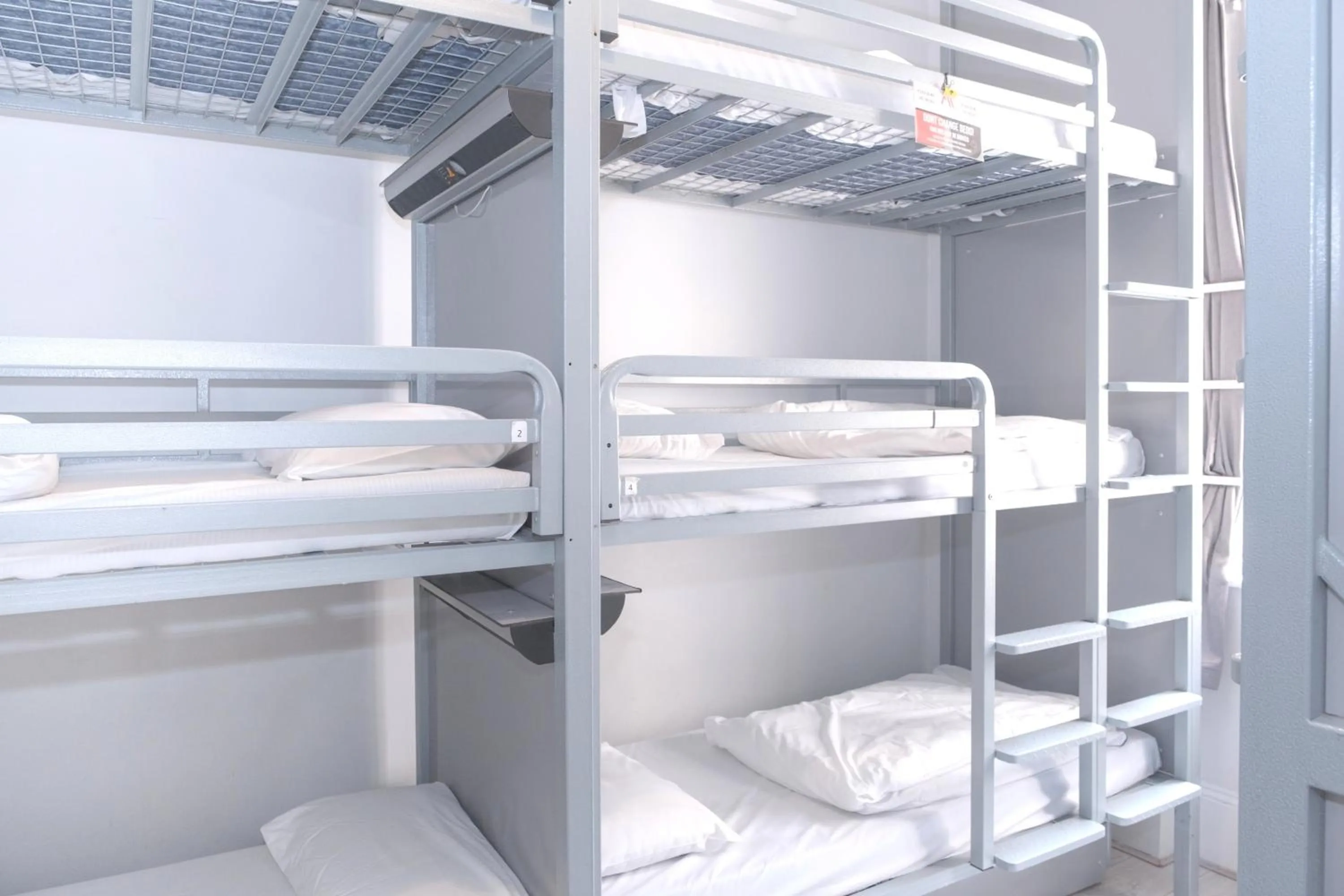 Bedroom, Bed in Astor Kensington Hostel