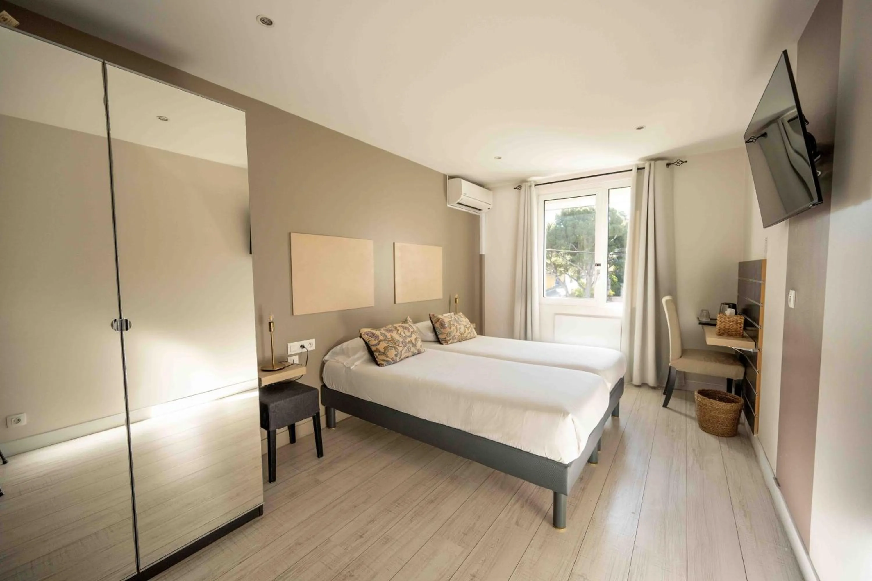 Photo of the whole room, Bed in Hotel La Tuiliere