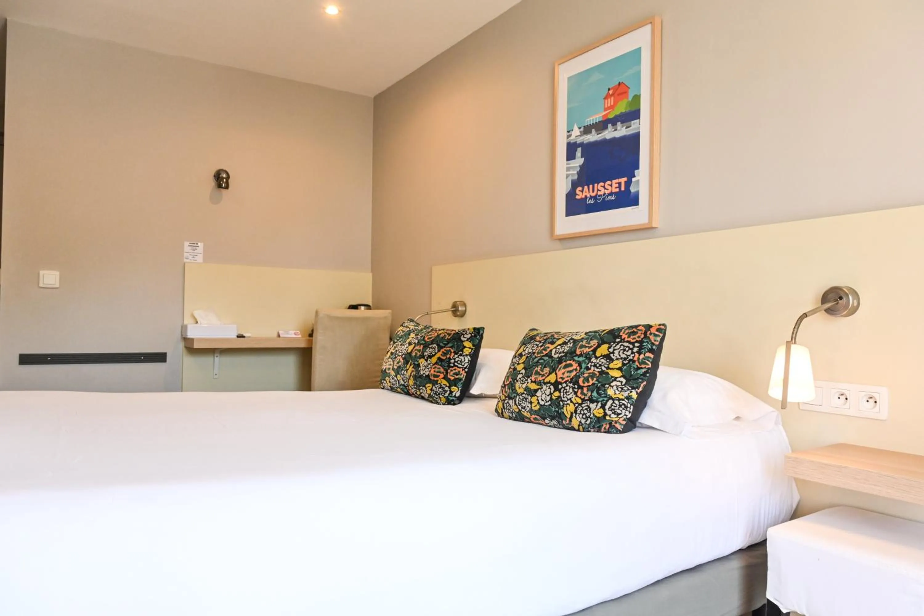 Photo of the whole room, Bed in Hotel La Tuiliere