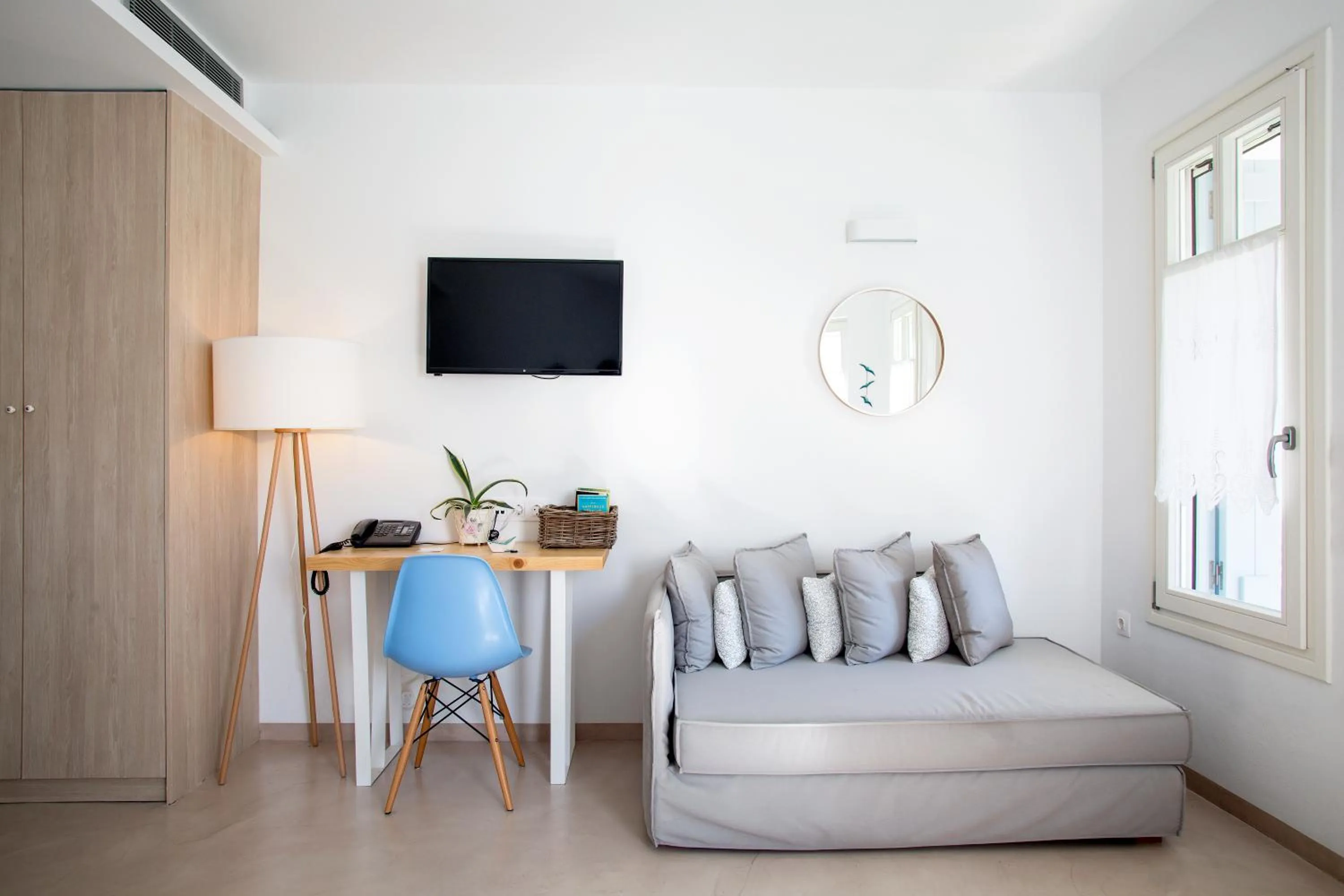 TV and multimedia, Bed in Anemomiloi Andros