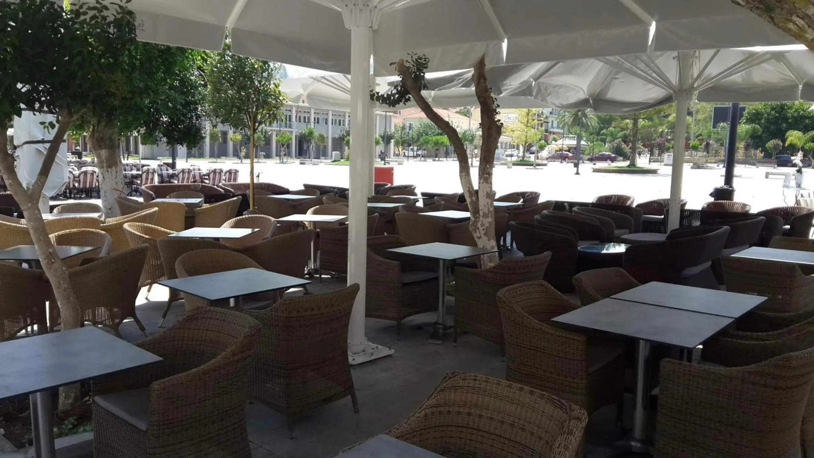 Restaurant/places to eat in Aenos Hotel