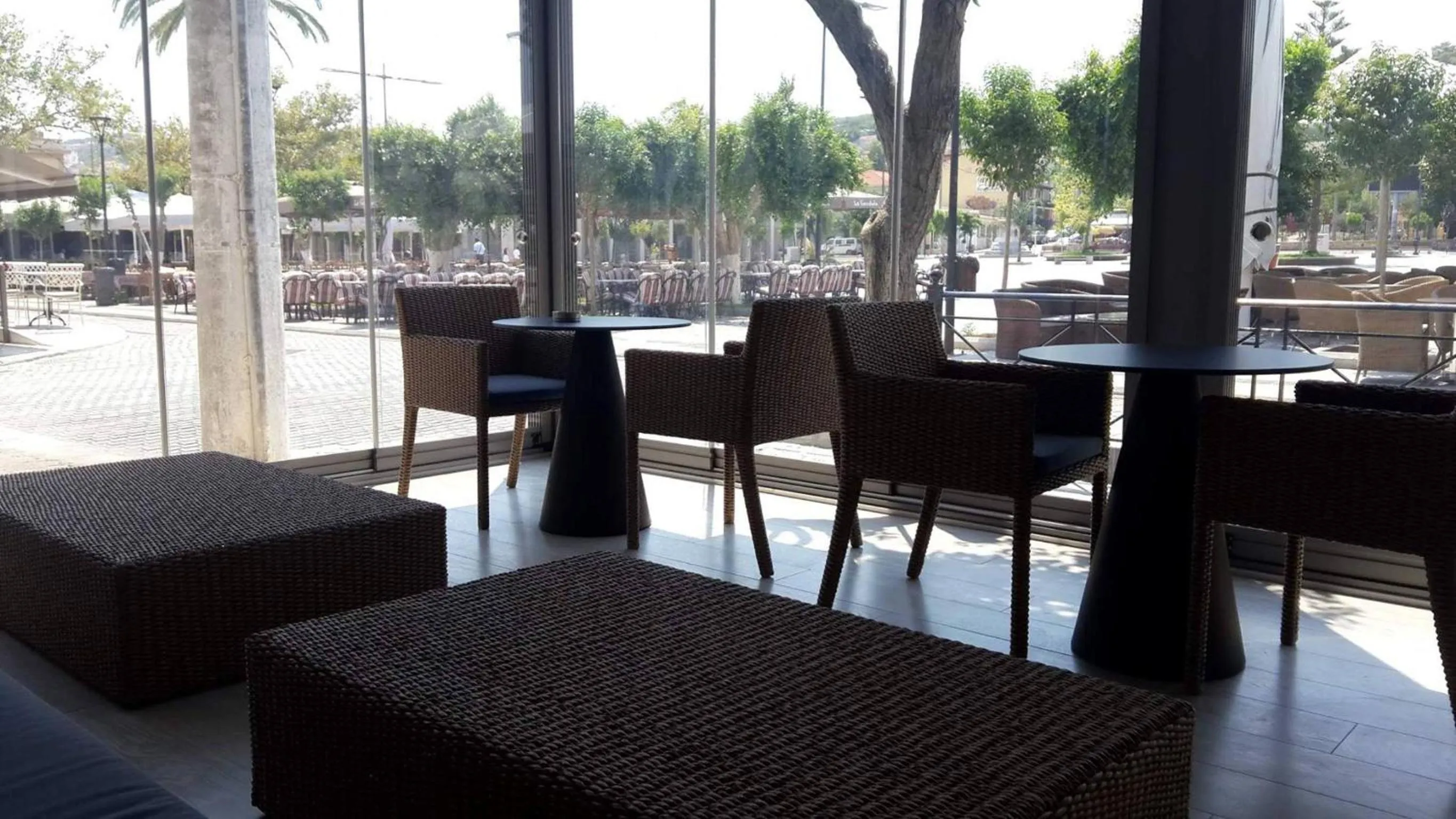 Restaurant/places to eat in Aenos Hotel