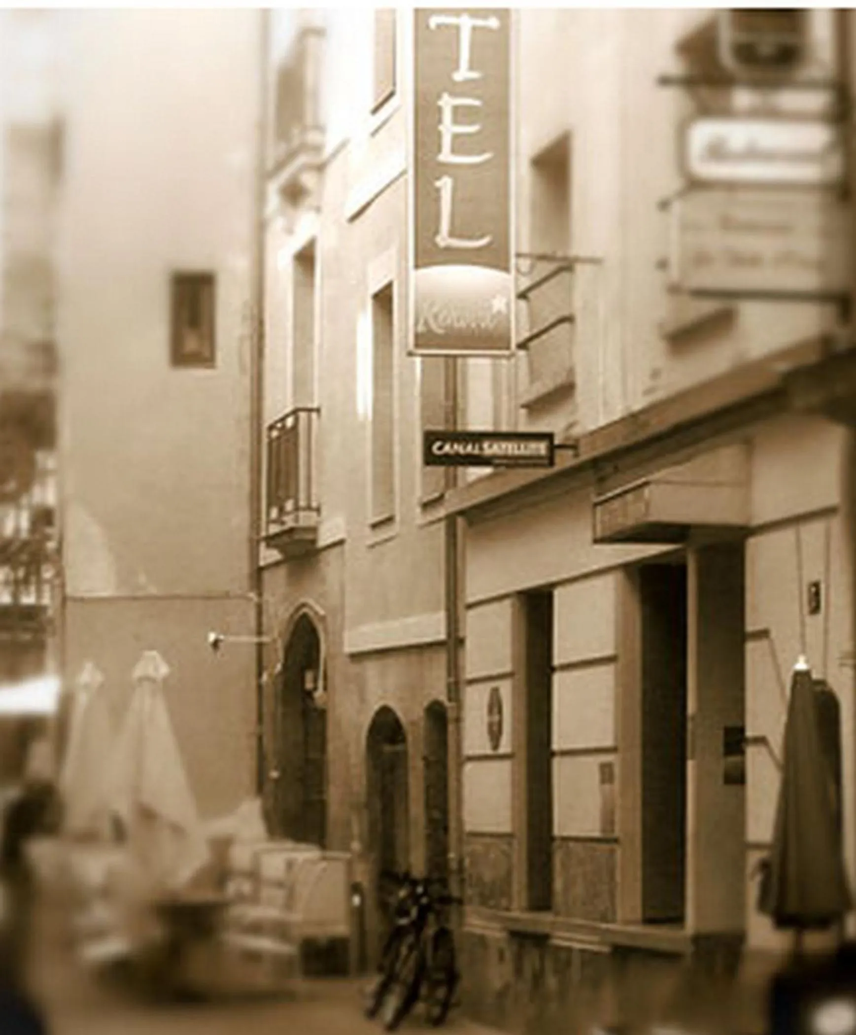 Facade/entrance in Hôtel Renova