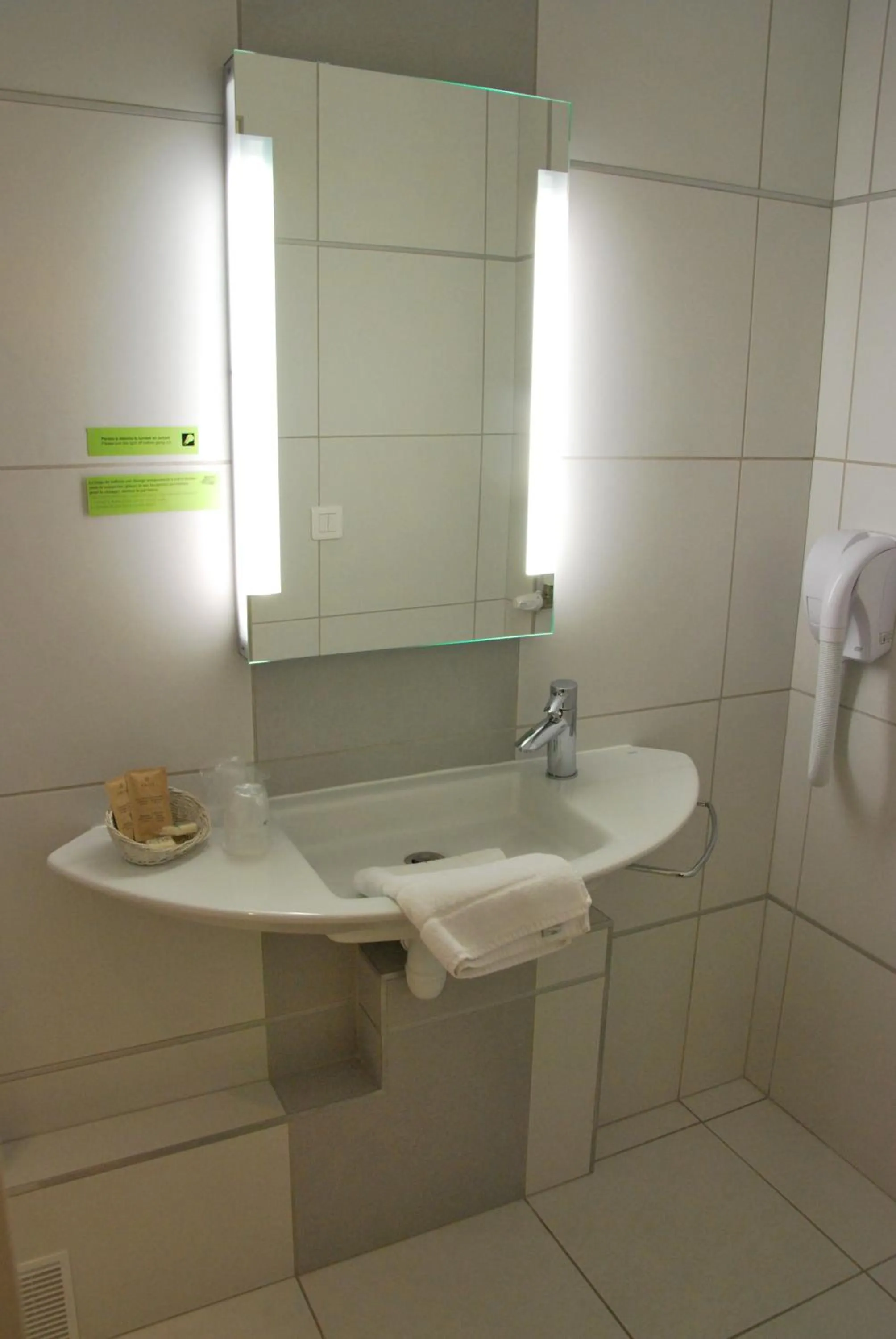 Bathroom in The Originals Boutique, Park Hôtel, Cholet (Qualys-Hotel)