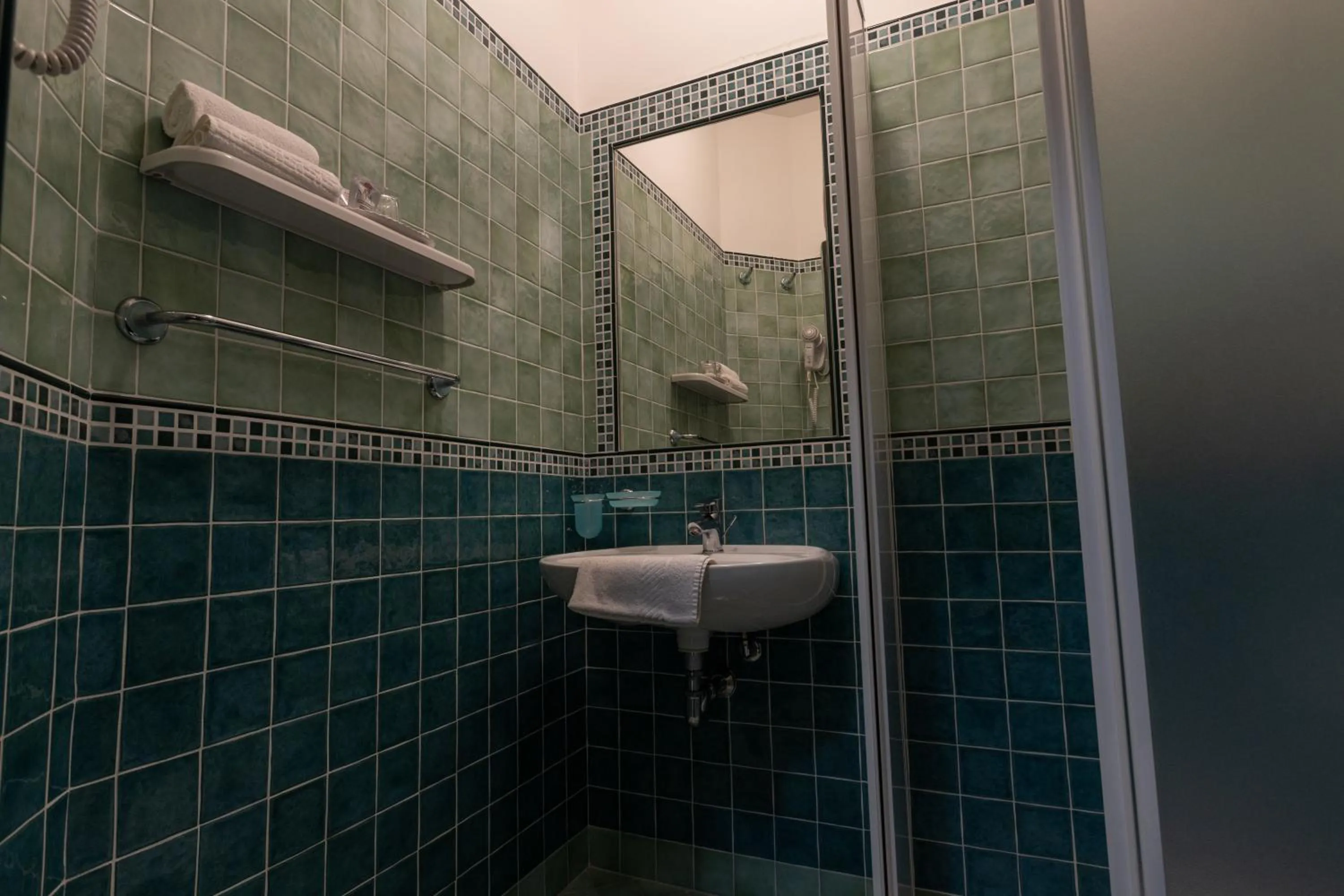 Shower in Hotel River fronte mare con piscina