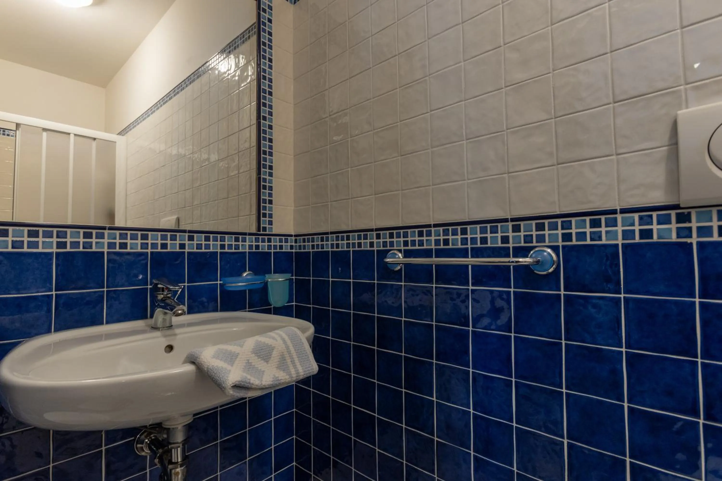 Toilet in Hotel River fronte mare con piscina