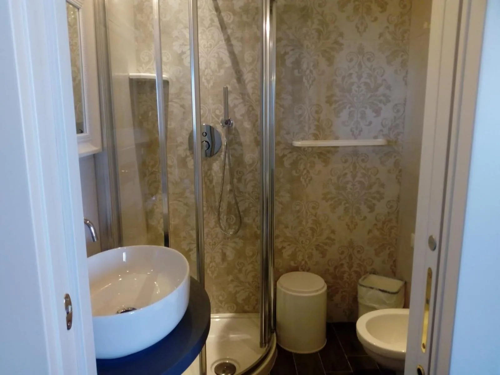 Shower in Hotel River fronte mare con piscina