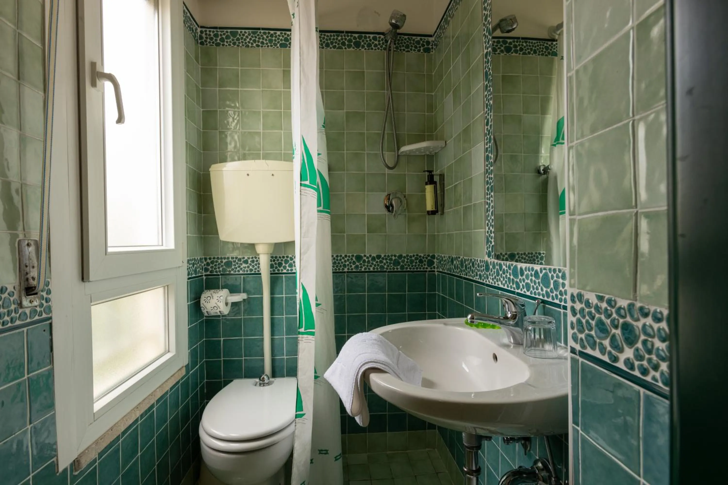 Shower in Hotel River fronte mare con piscina