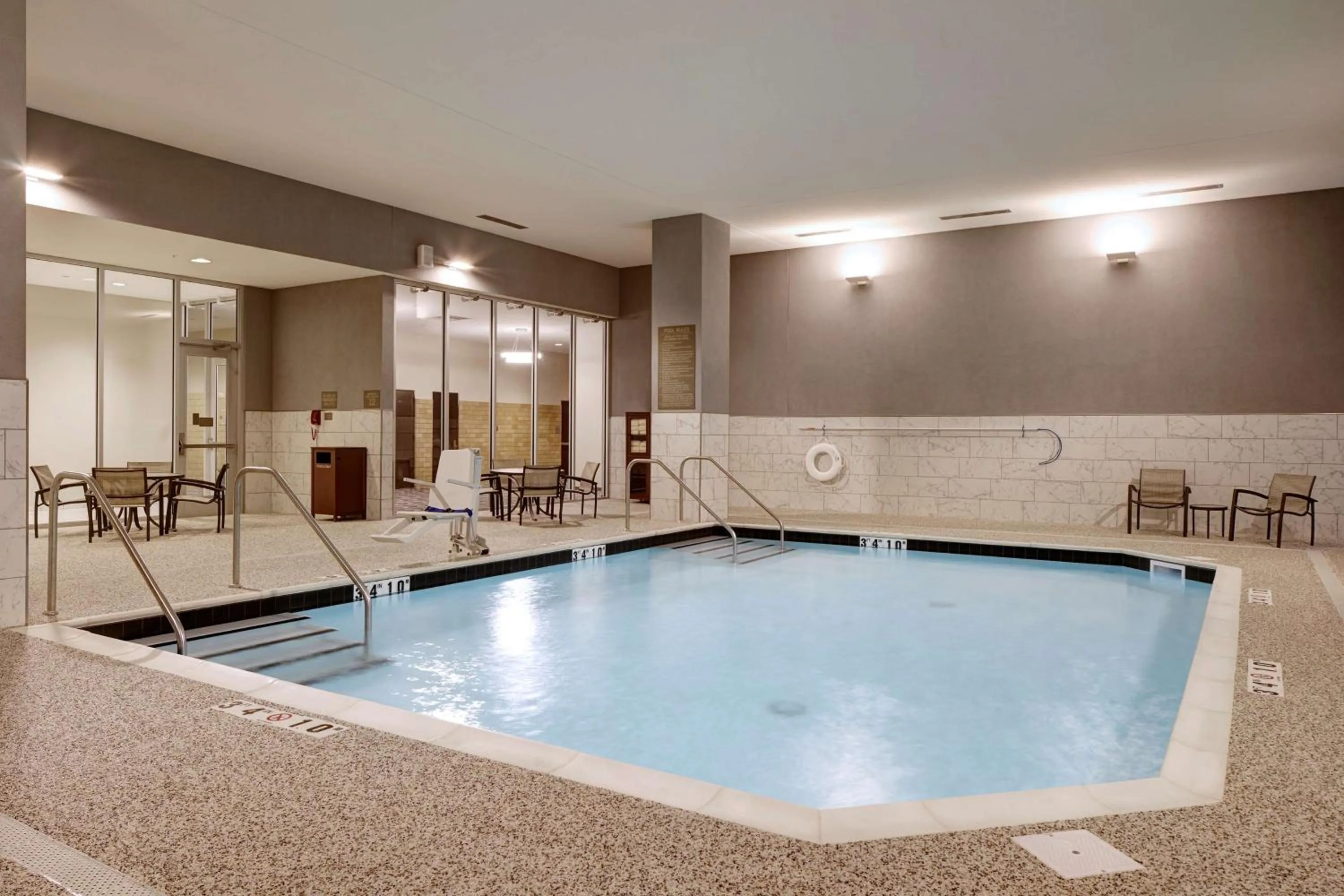 Swimming pool in Hyatt Place St. Paul