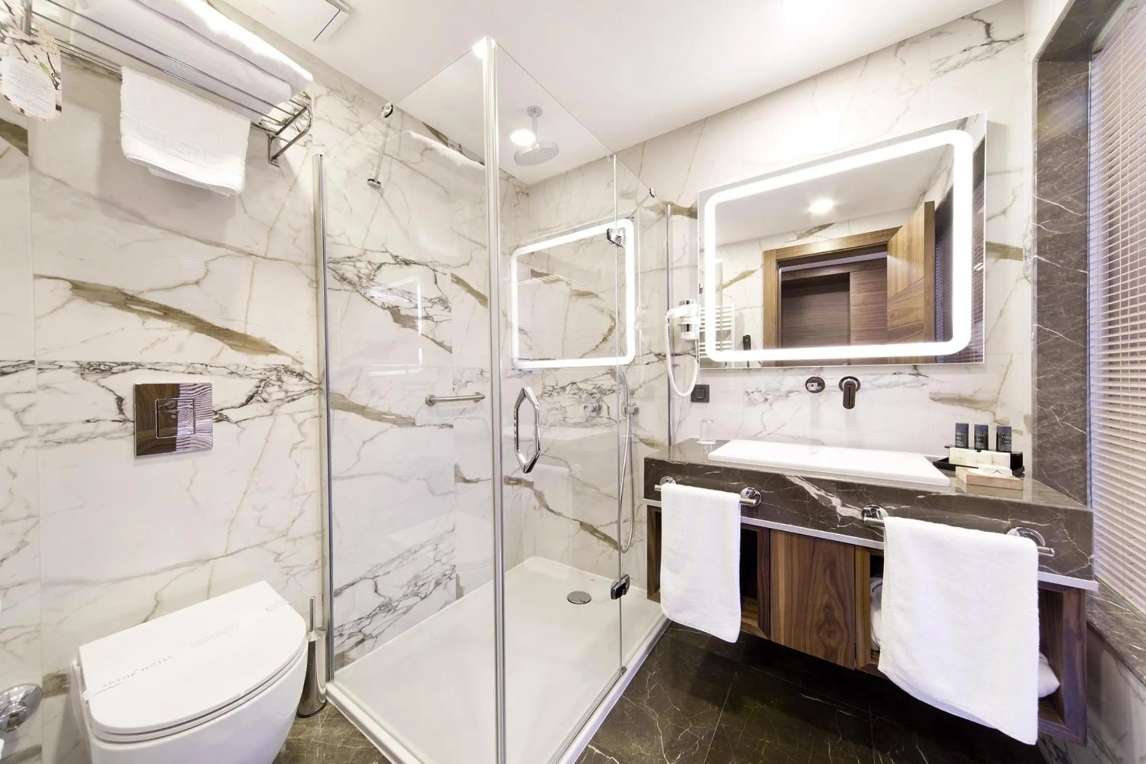 Shower in Artur Hotel