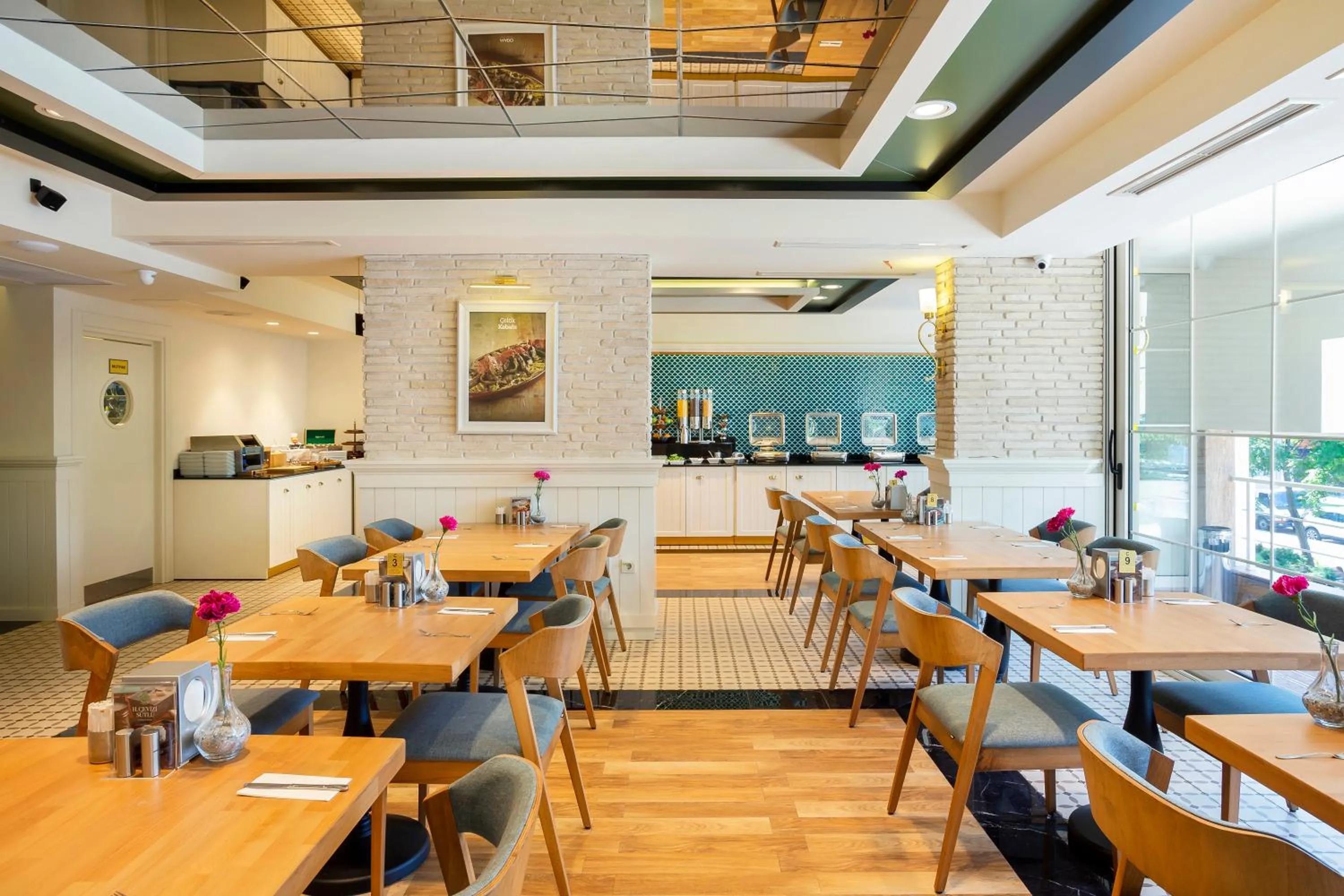 Restaurant/places to eat in Artur Hotel