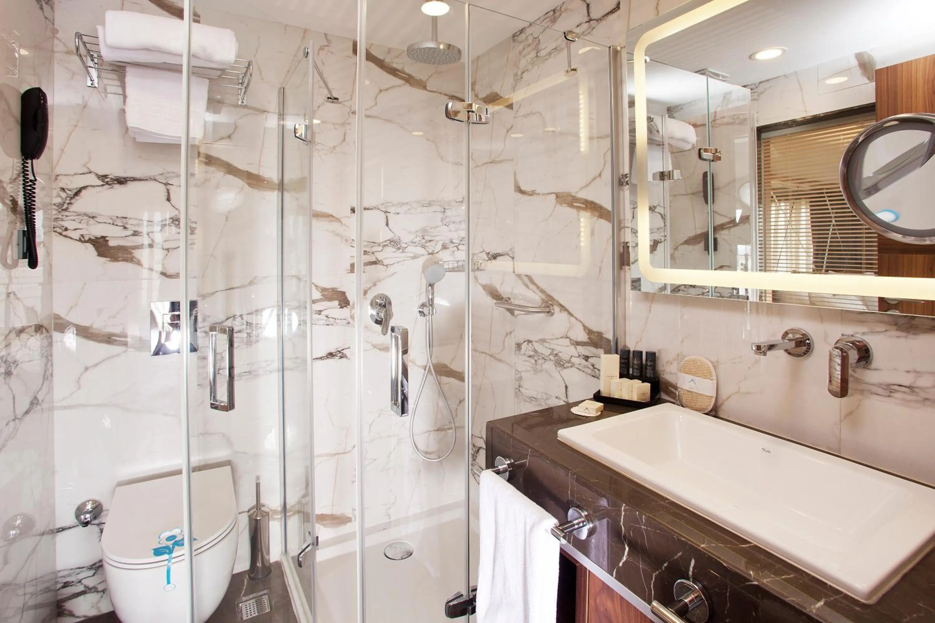 Shower in Artur Hotel