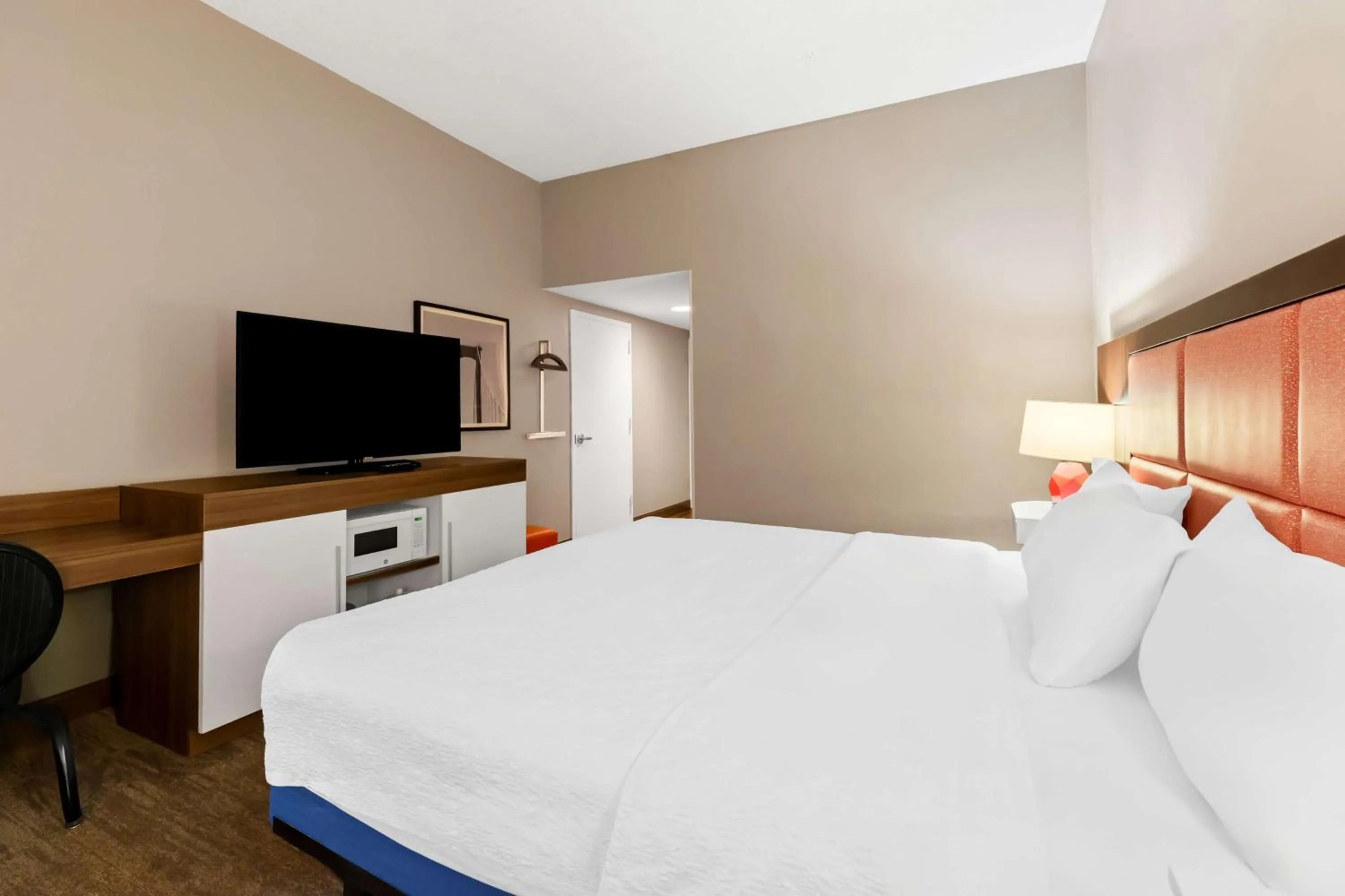 Bed in Hampton Inn Pennsville