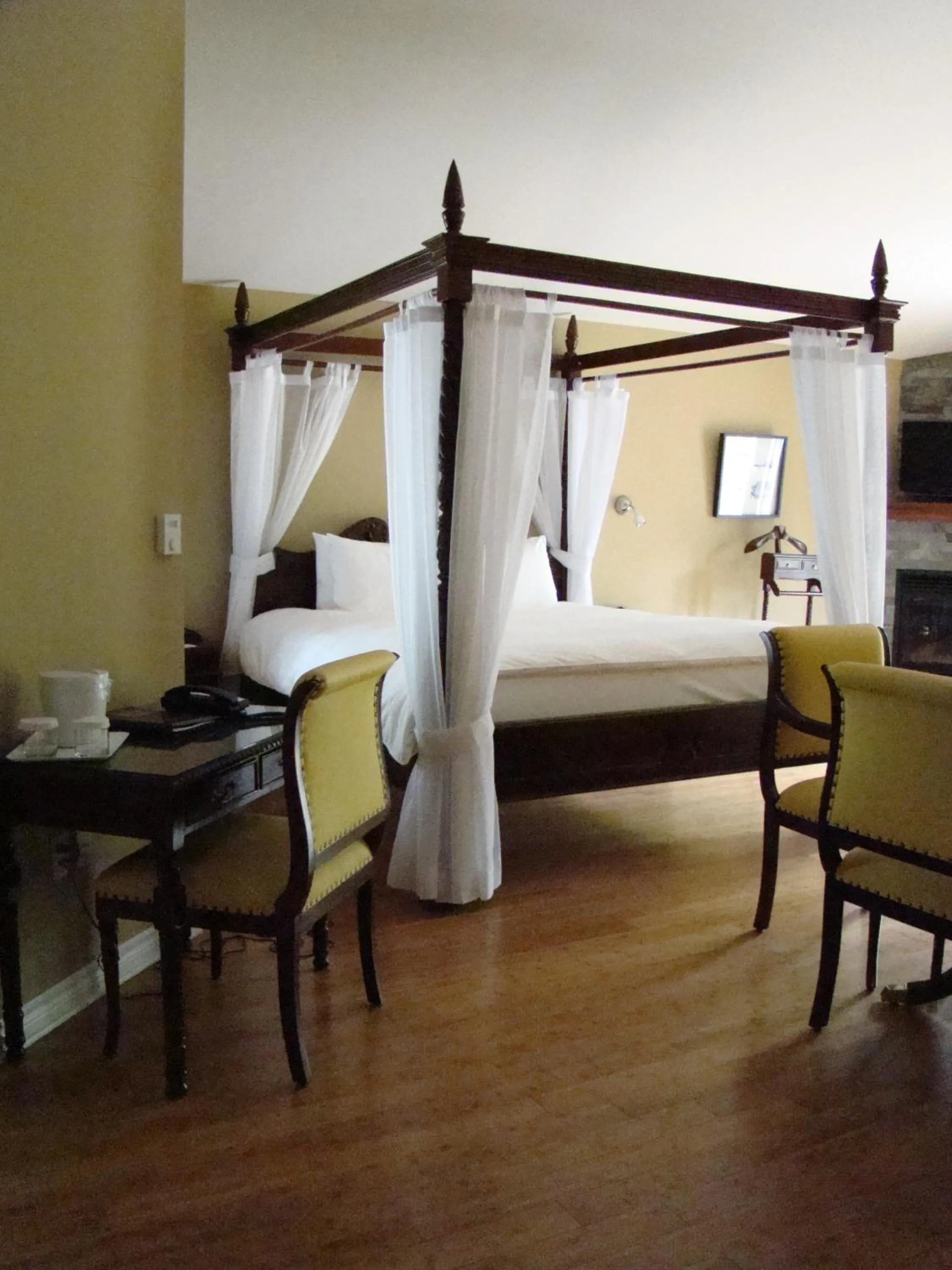 Bed in Hotel St-Sauveur