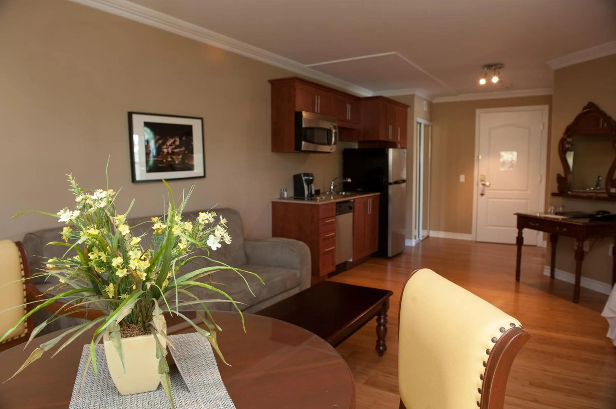 Kitchen or kitchenette, Seating Area in Hotel St-Sauveur