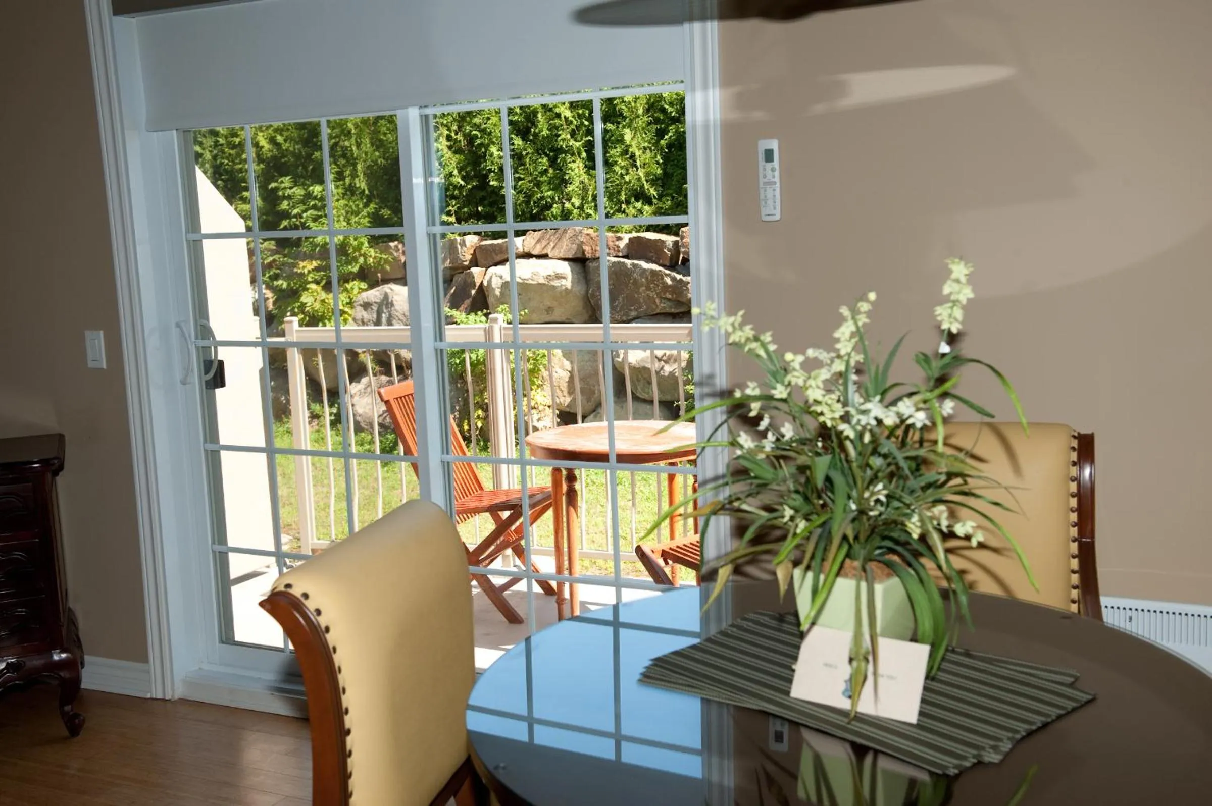 Patio, Pool View in Hotel St-Sauveur