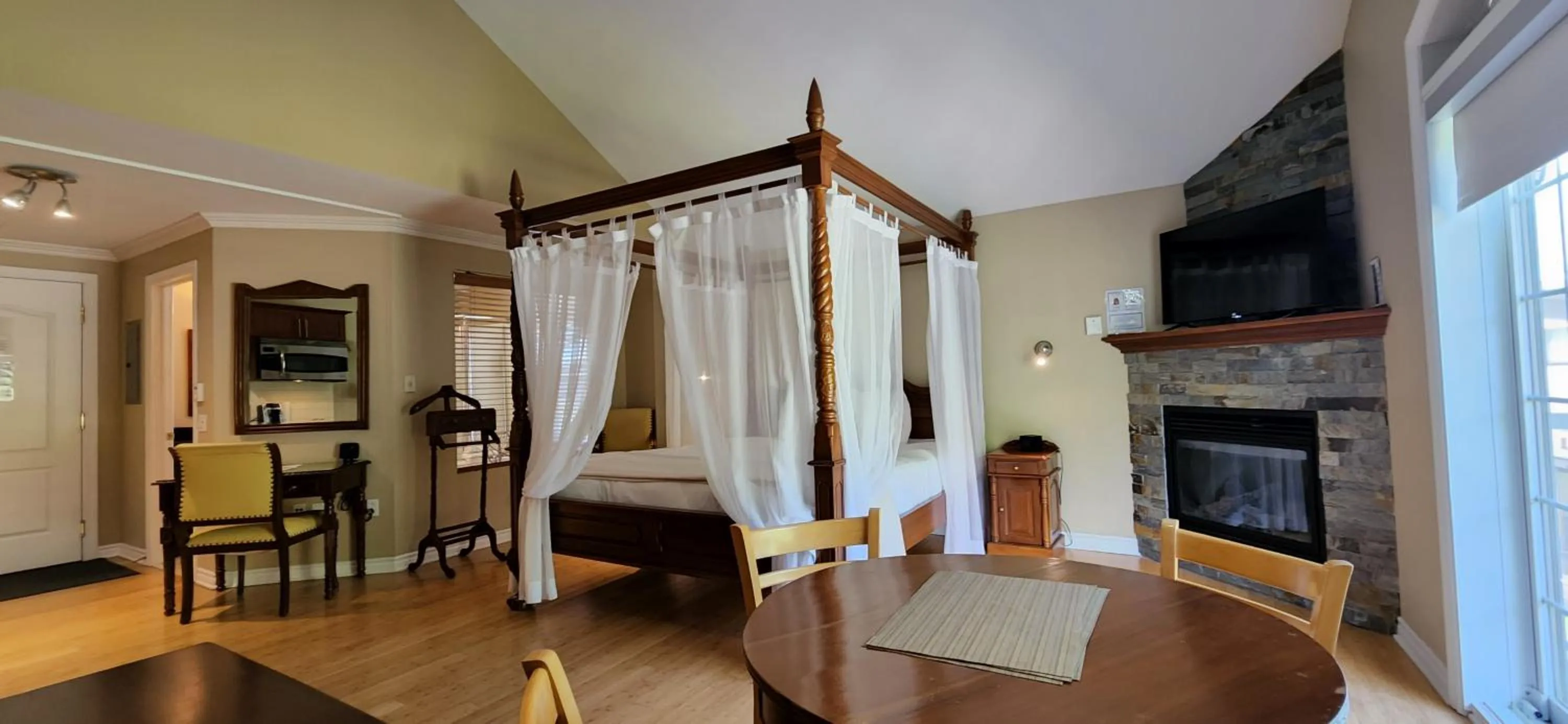 flat iron, Dining Area in Hotel St-Sauveur