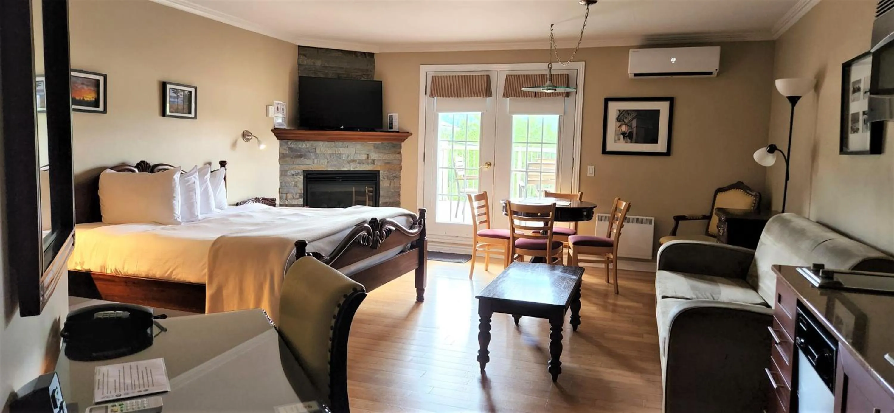 Bed in Hotel St-Sauveur