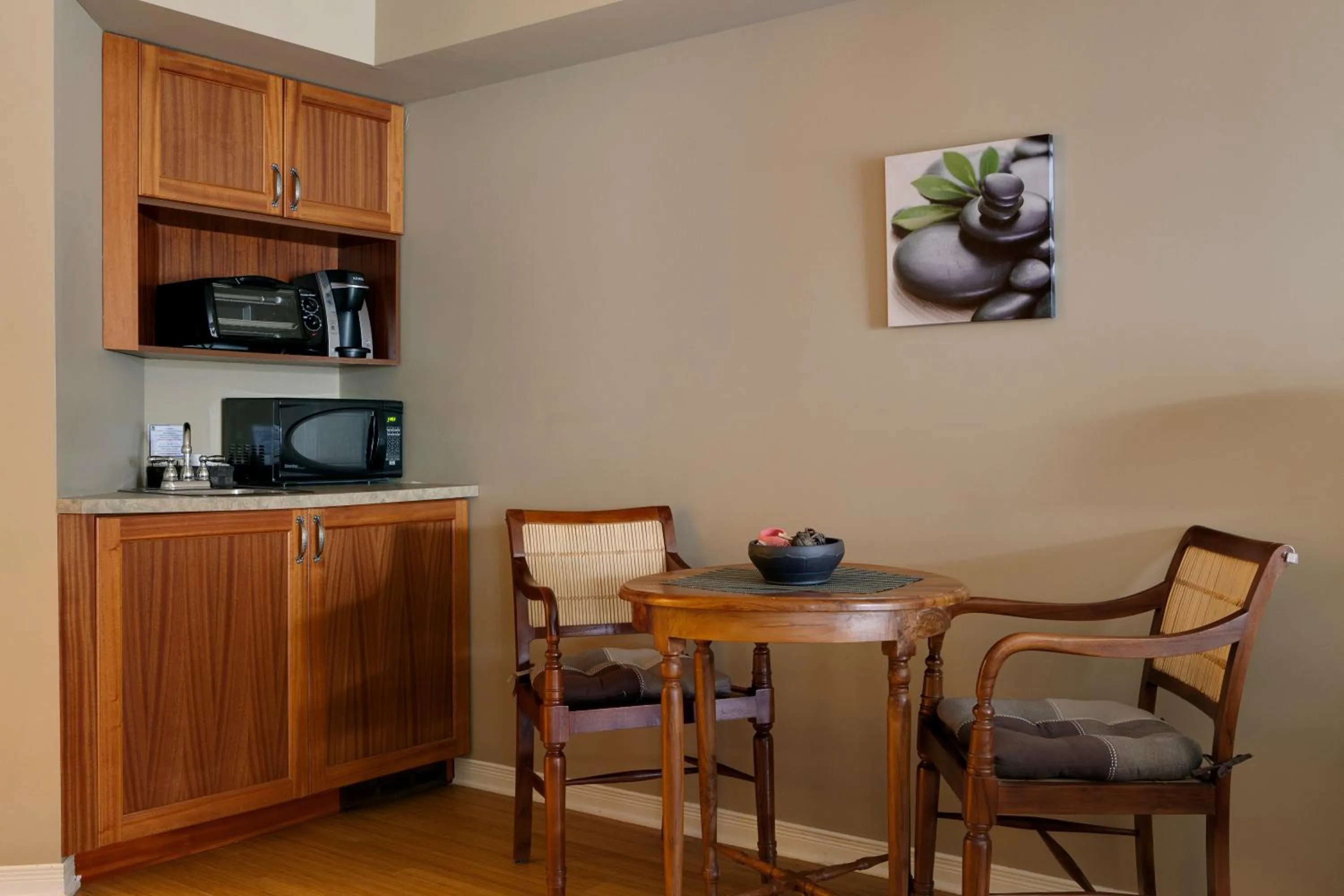 Kitchen or kitchenette, Dining Area in Hotel St-Sauveur