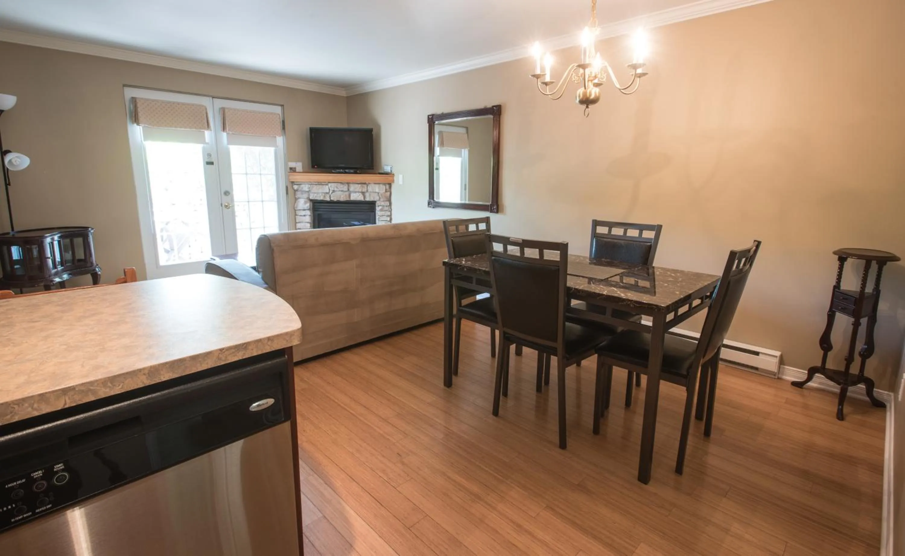 Kitchen or kitchenette, Dining Area in Hotel St-Sauveur