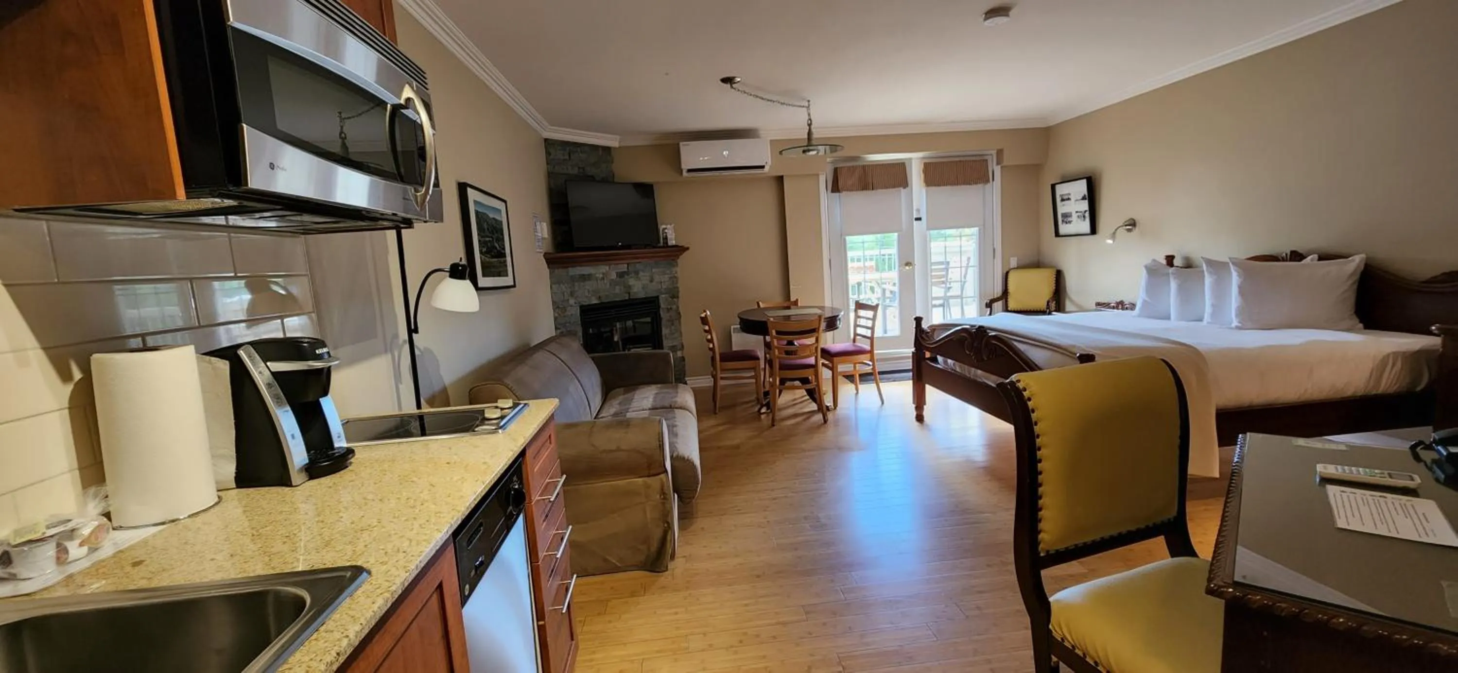 Kitchen or kitchenette, Kitchen/Kitchenette in Hotel St-Sauveur