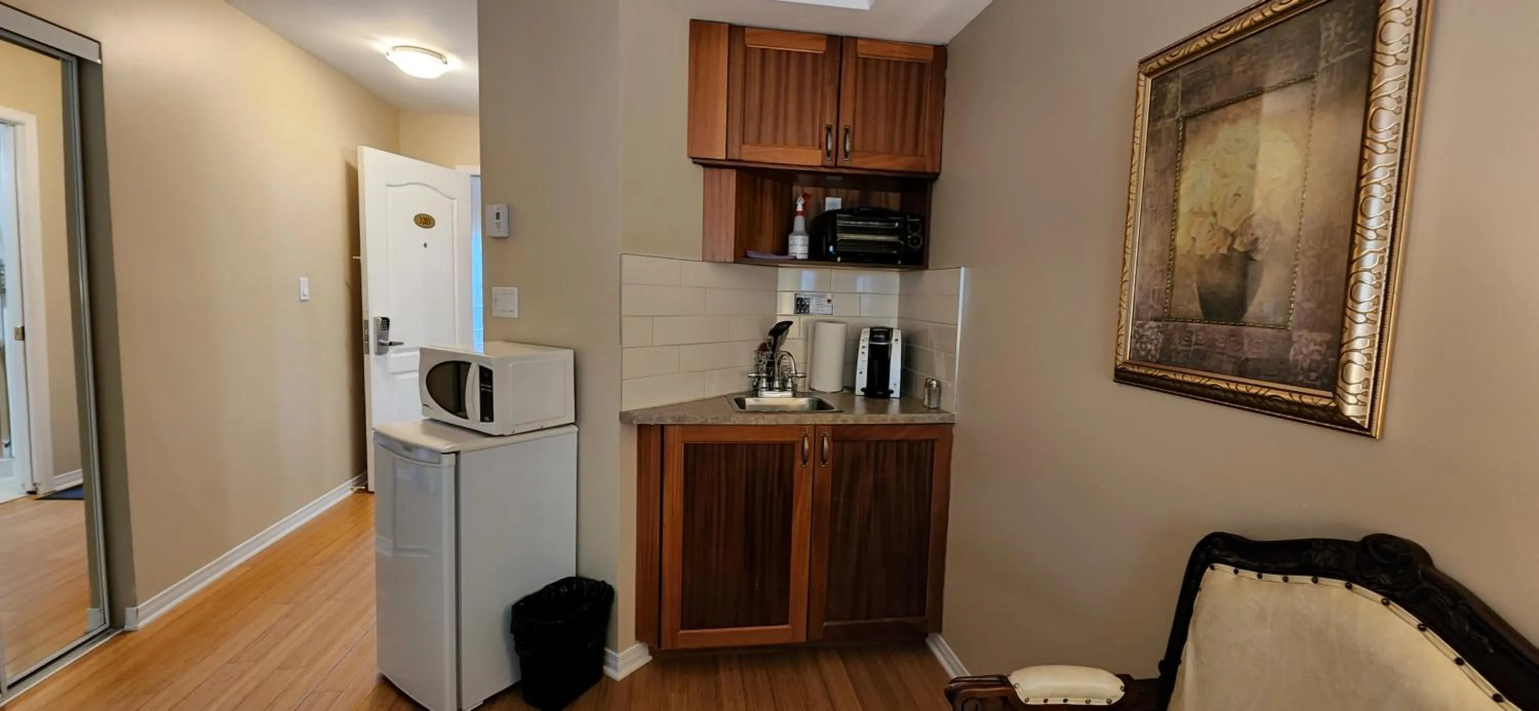 Coffee/tea facilities, Kitchen/Kitchenette in Hotel St-Sauveur