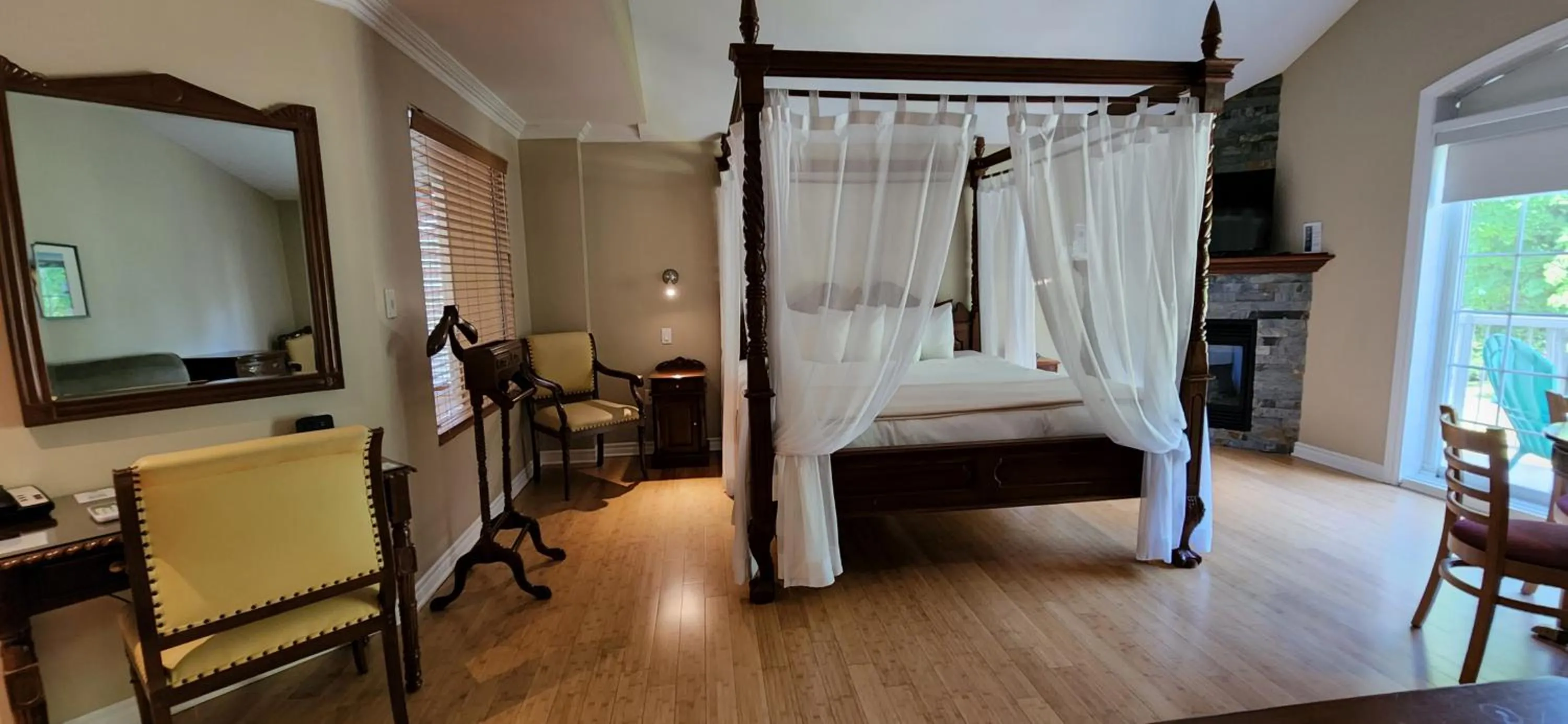 Bed, TV/Entertainment Center in Hotel St-Sauveur