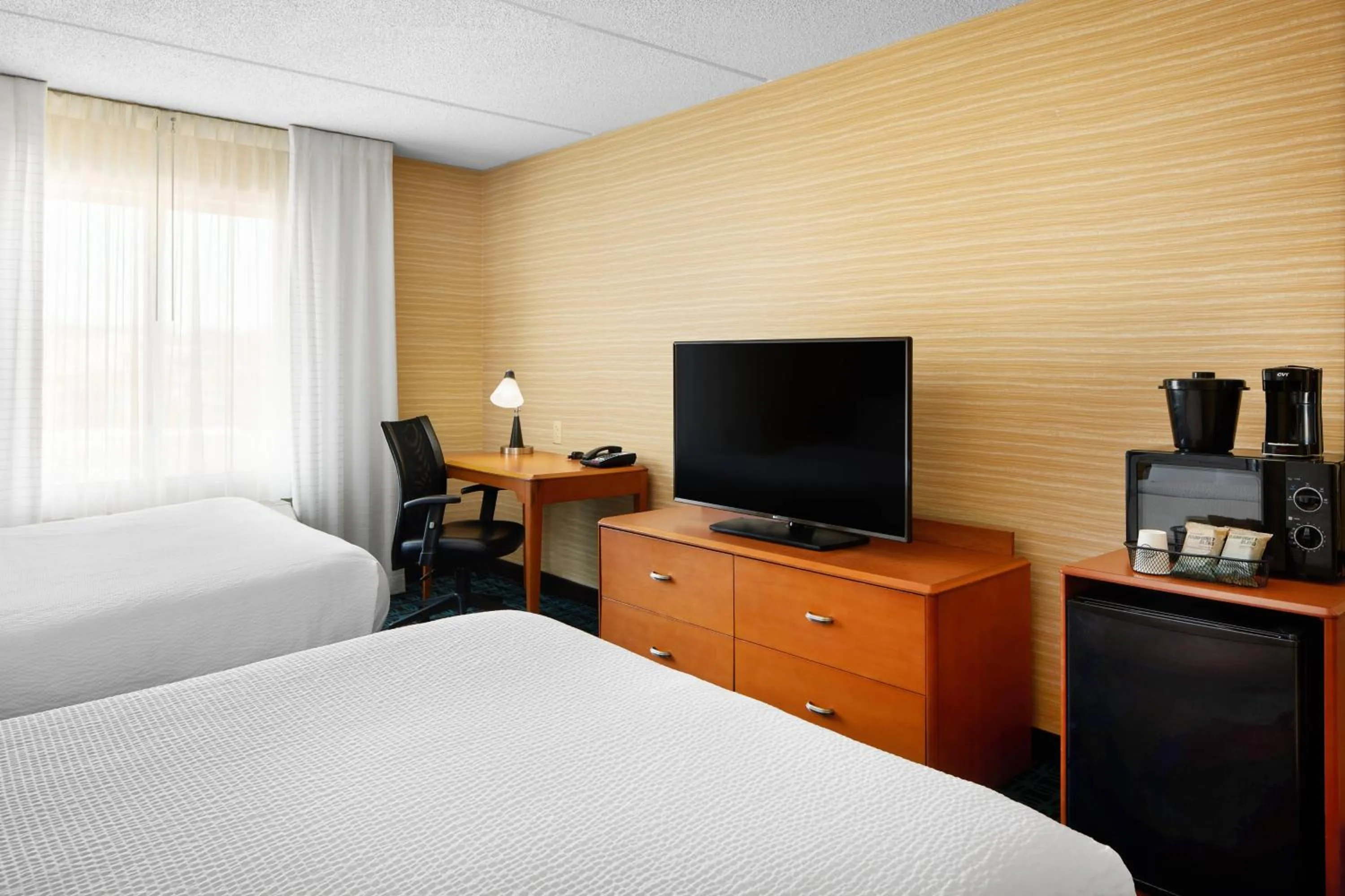 Photo of the whole room, Bed in Fairfield Inn and Suites by Marriott Plainville