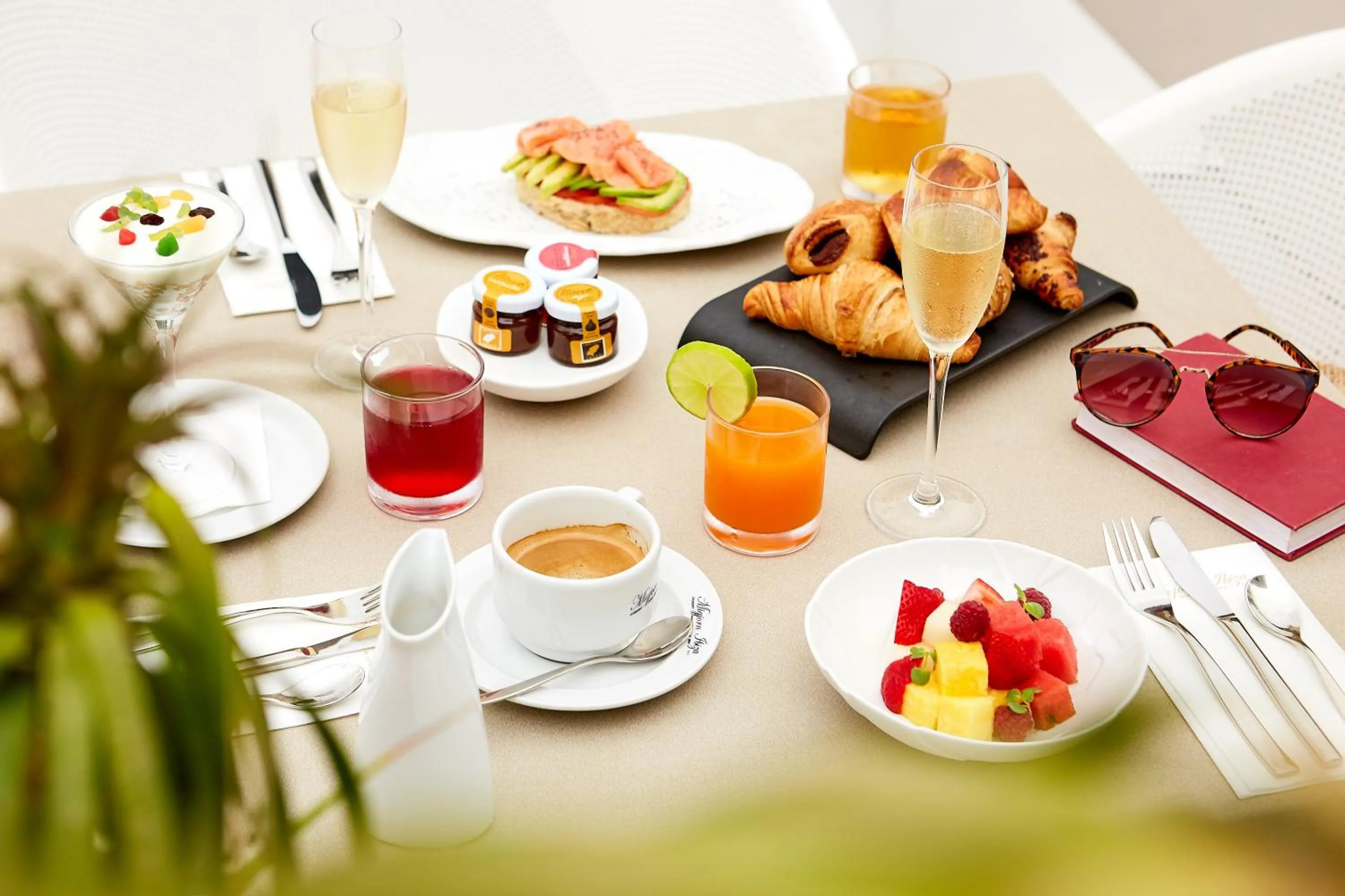 Food and drinks in Migjorn Ibiza Suites & Spa