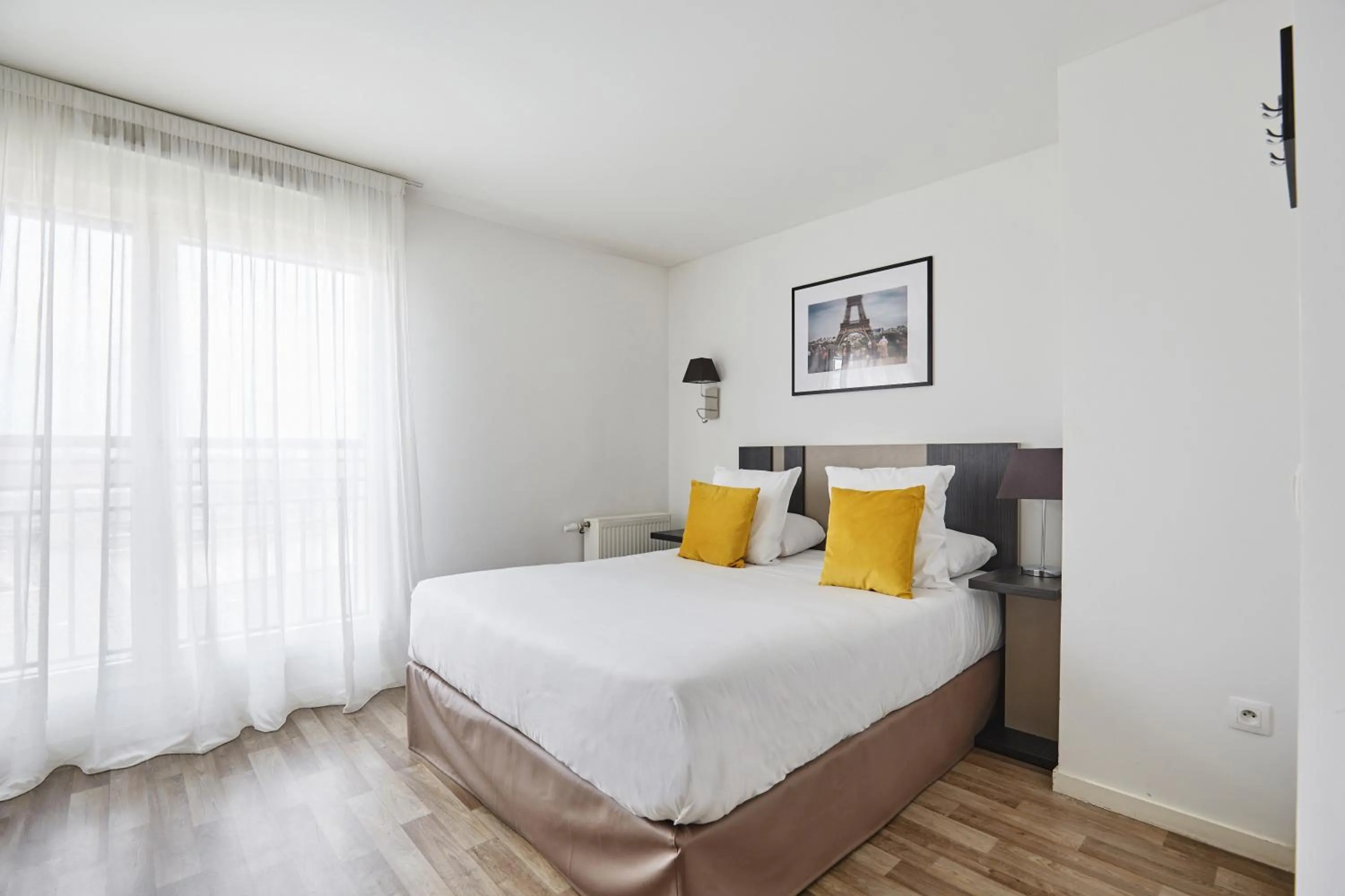 Bedroom, Bed in Appart Hotel Odalys City Paris Levallois