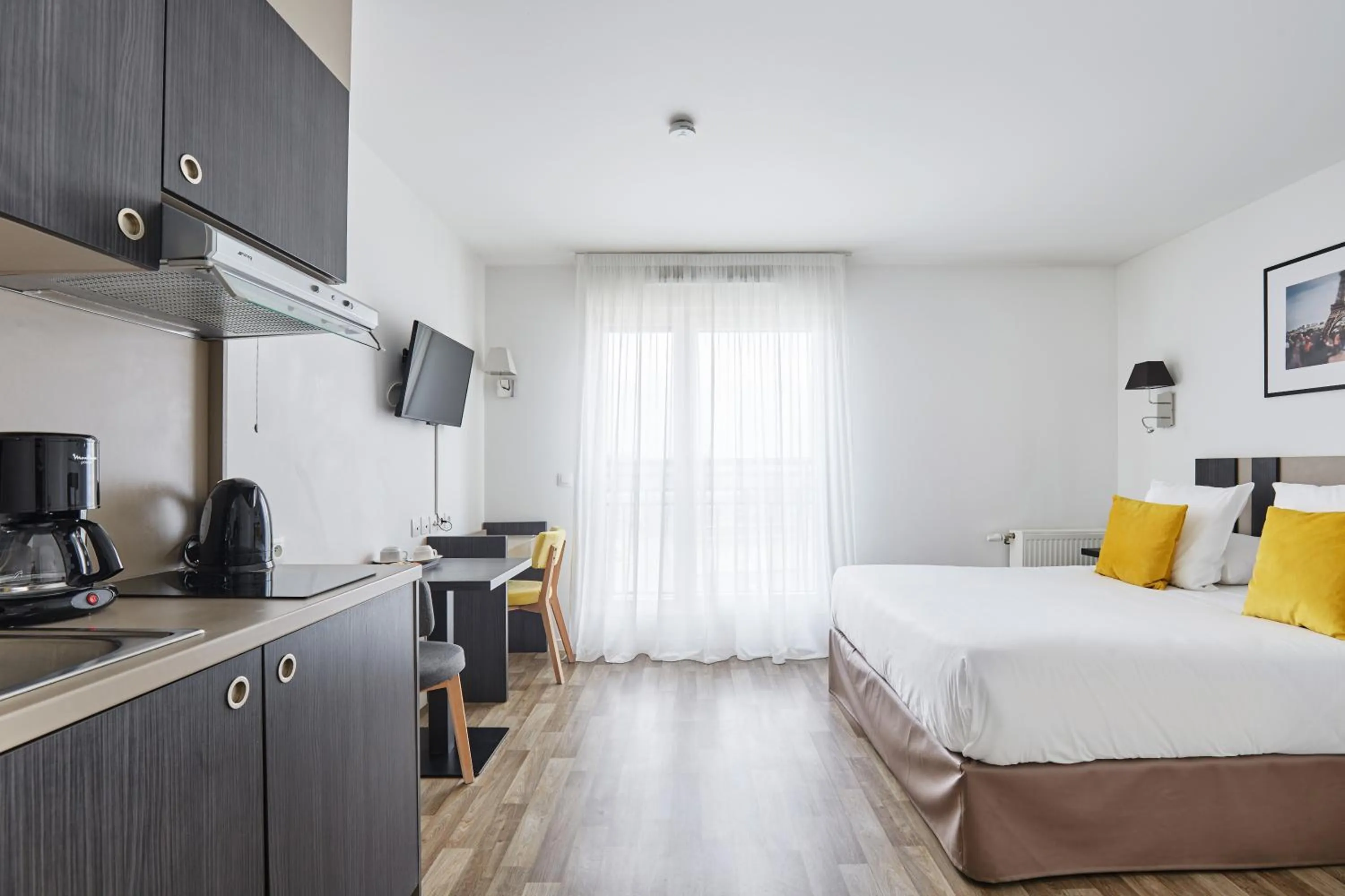 Bedroom, Bed in Appart Hotel Odalys City Paris Levallois